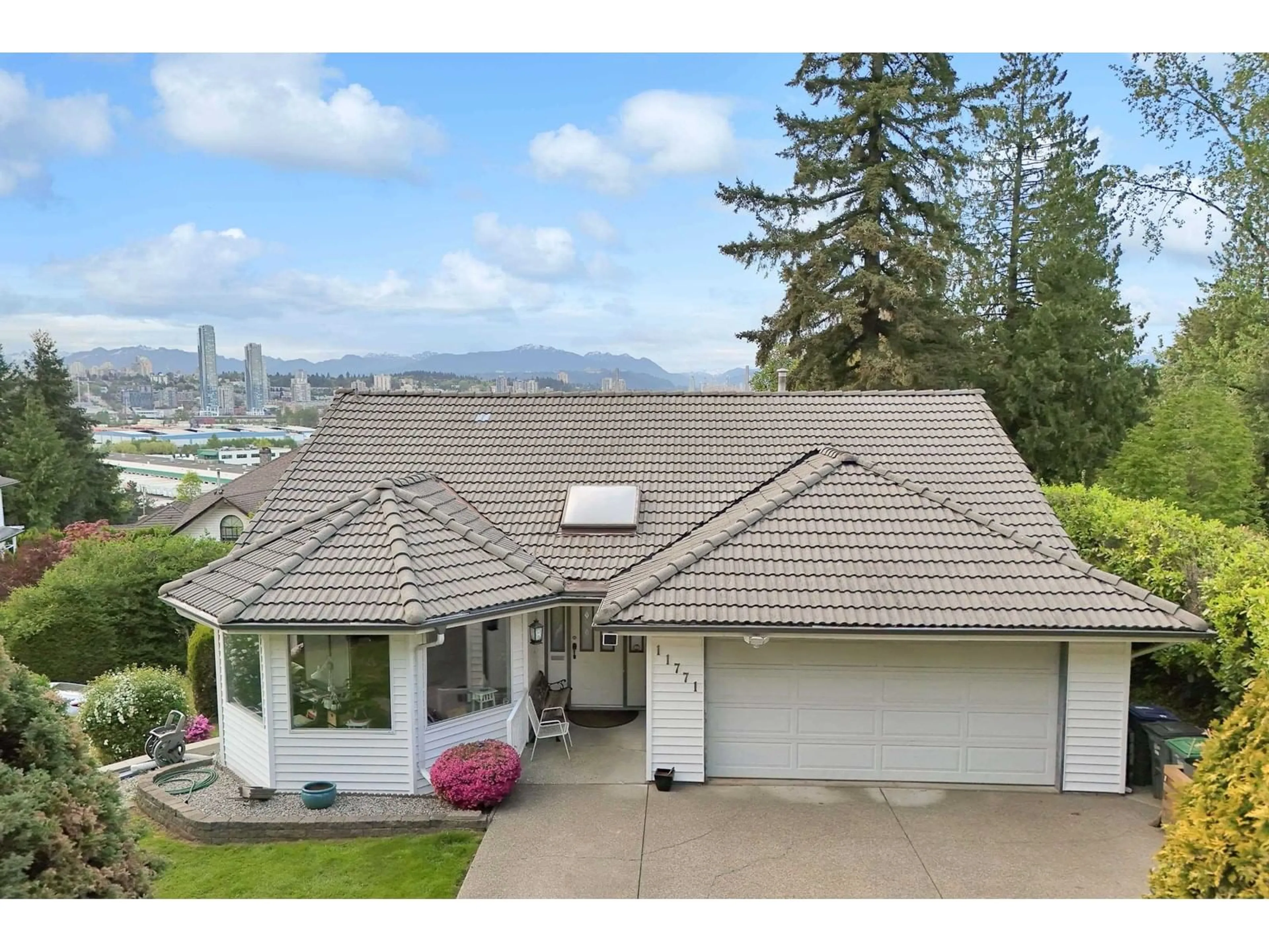 A pic from outside/outdoor area/front of a property/back of a property/a pic from drone, mountain view for 11771 100, Surrey British Columbia V3V2W2