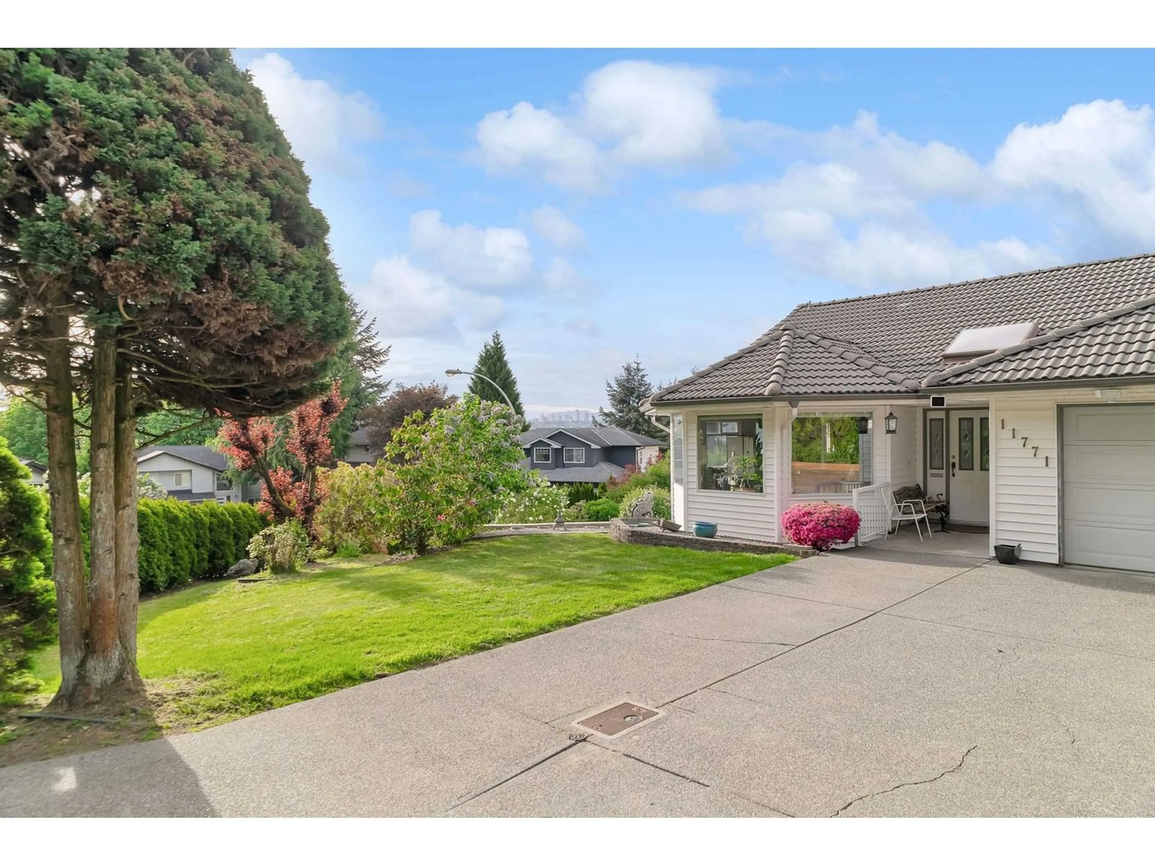 A pic from outside/outdoor area/front of a property/back of a property/a pic from drone, street for 11771 100, Surrey British Columbia V3V2W2