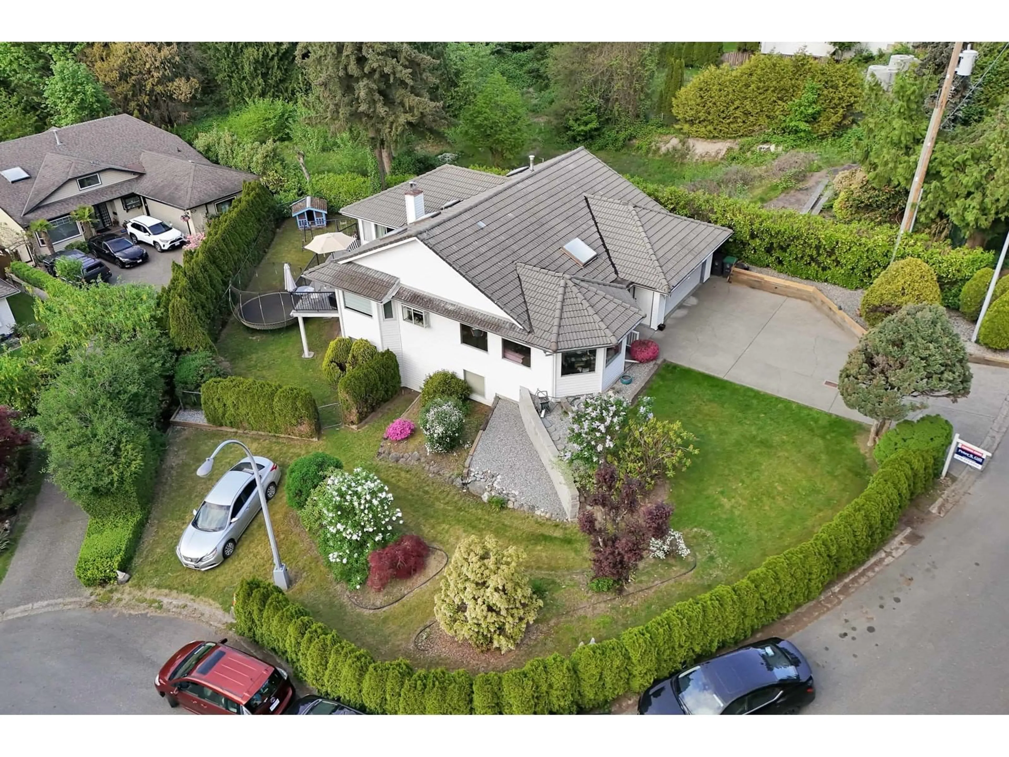 A pic from outside/outdoor area/front of a property/back of a property/a pic from drone, street for 11771 100, Surrey British Columbia V3V2W2
