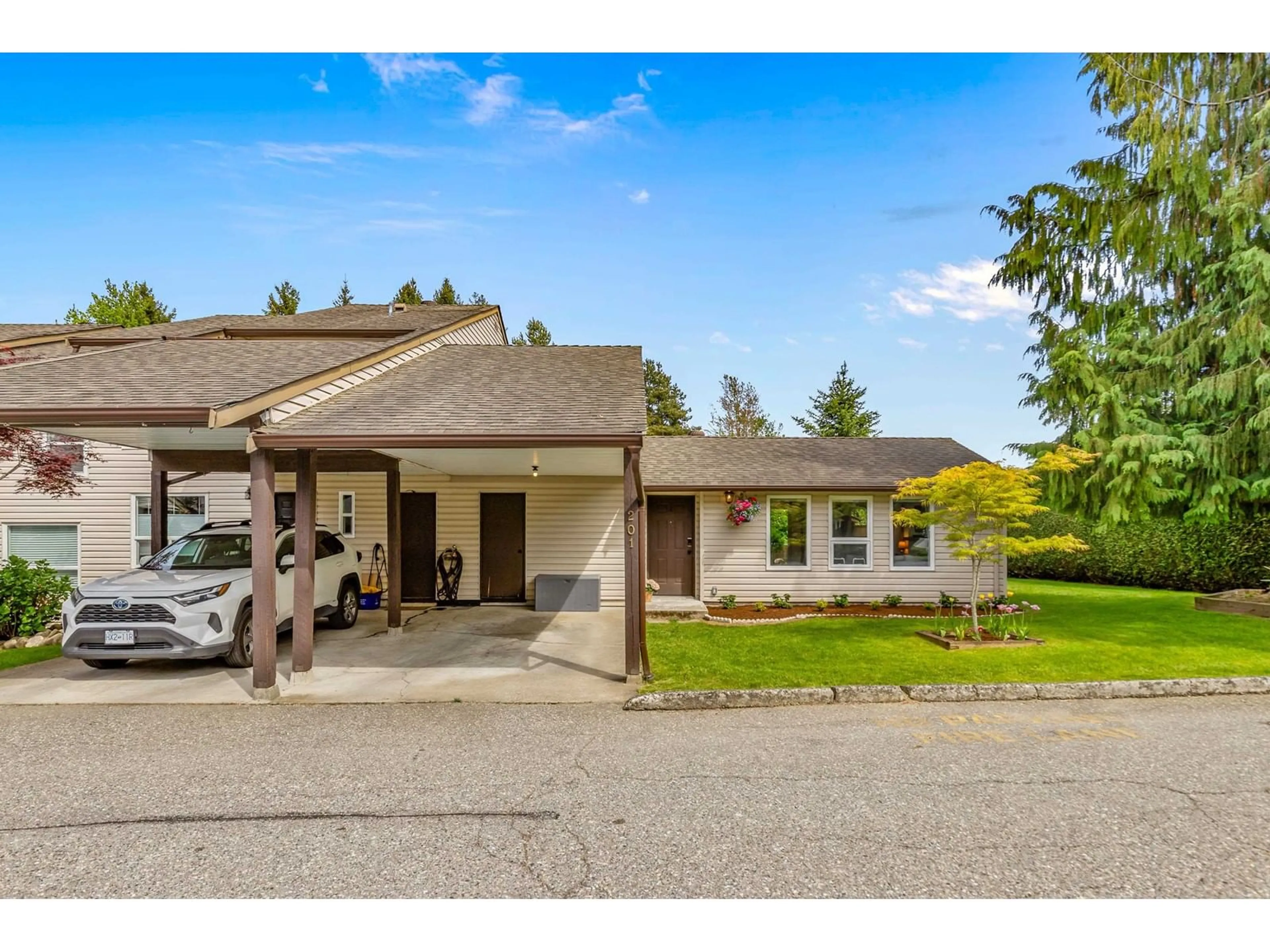 A pic from outside/outdoor area/front of a property/back of a property/a pic from drone, unknown for 201 - 27411 28, Langley British Columbia V4W3V1
