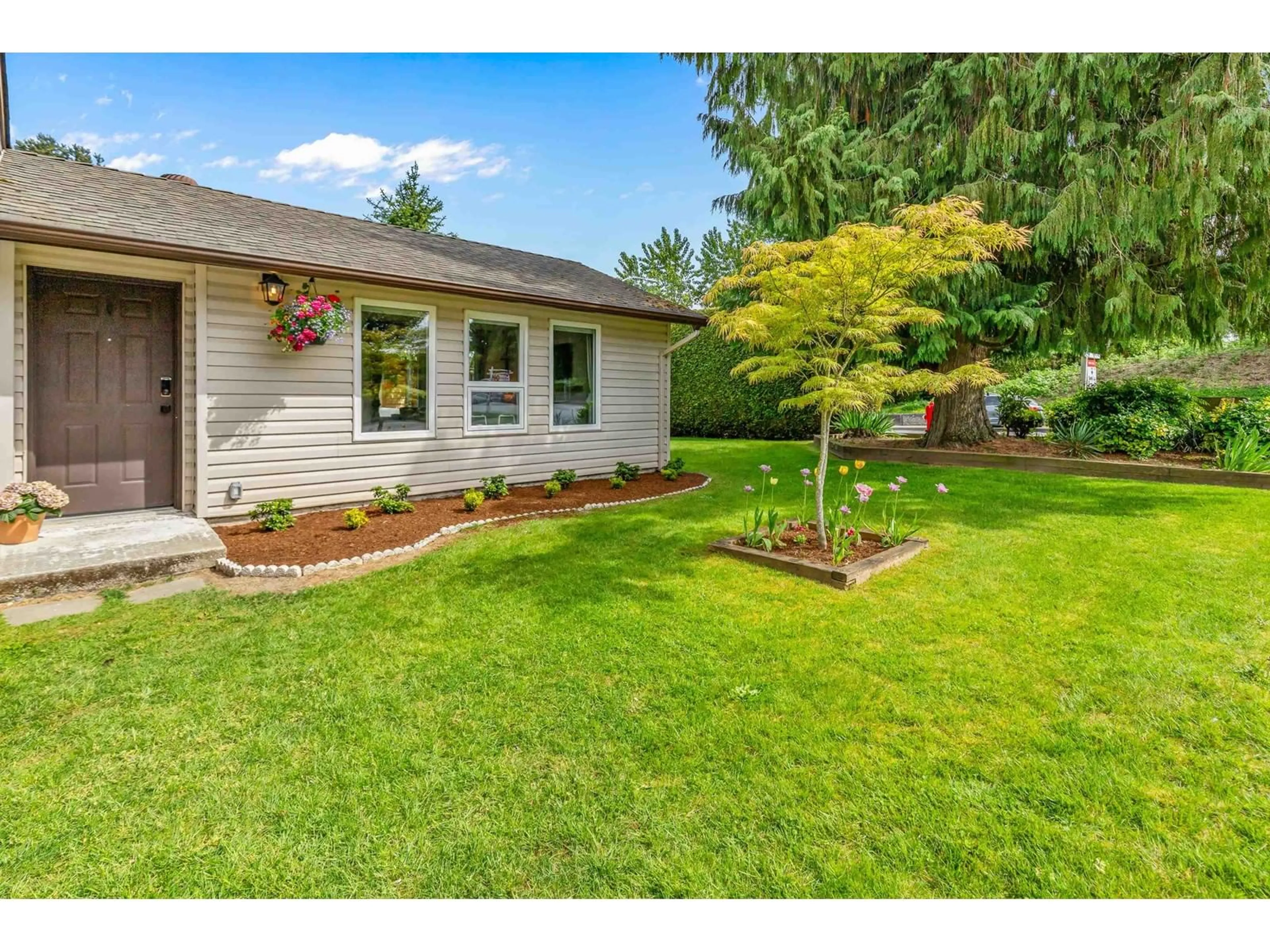 Home with vinyl exterior material, street for 201 - 27411 28, Langley British Columbia V4W3V1