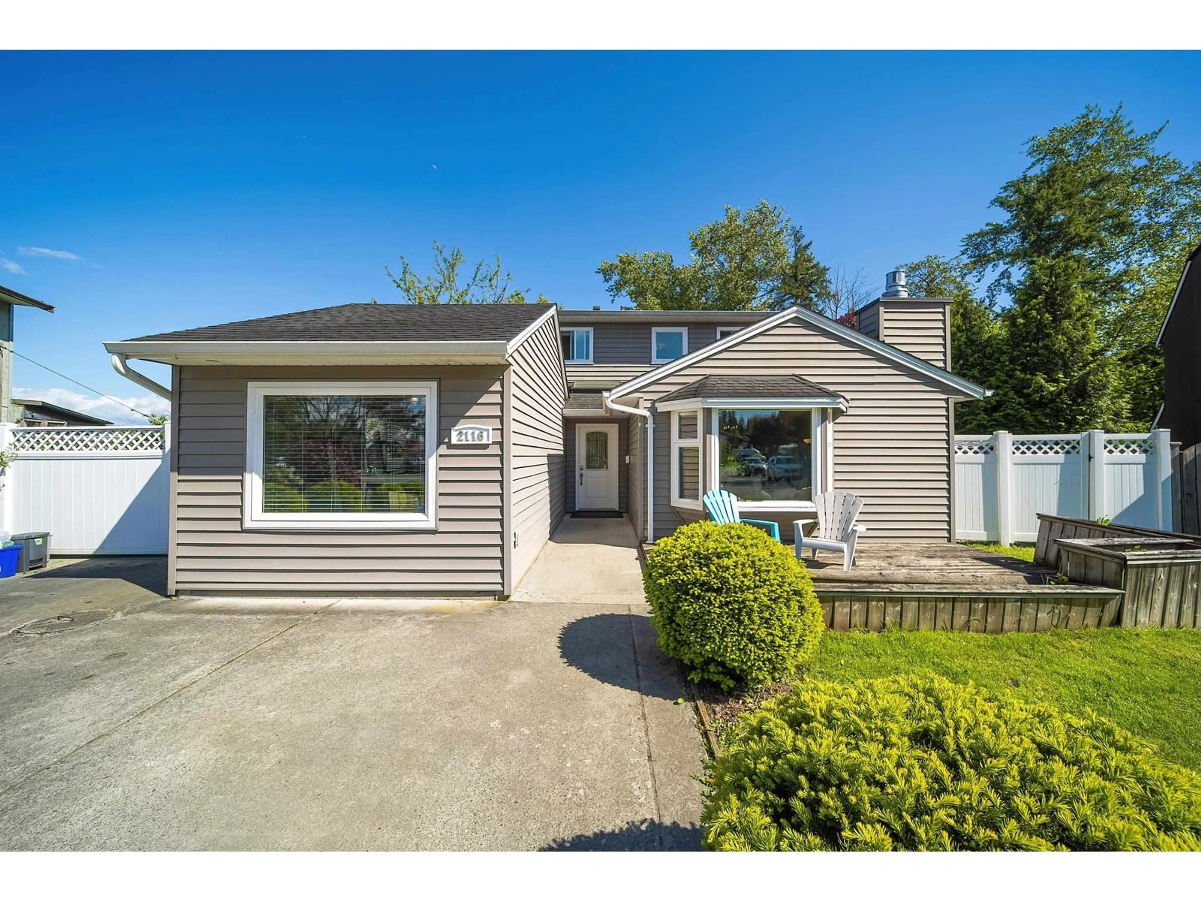Home with vinyl exterior material, street for 2116 WINSTON, Langley British Columbia V2Y1H5