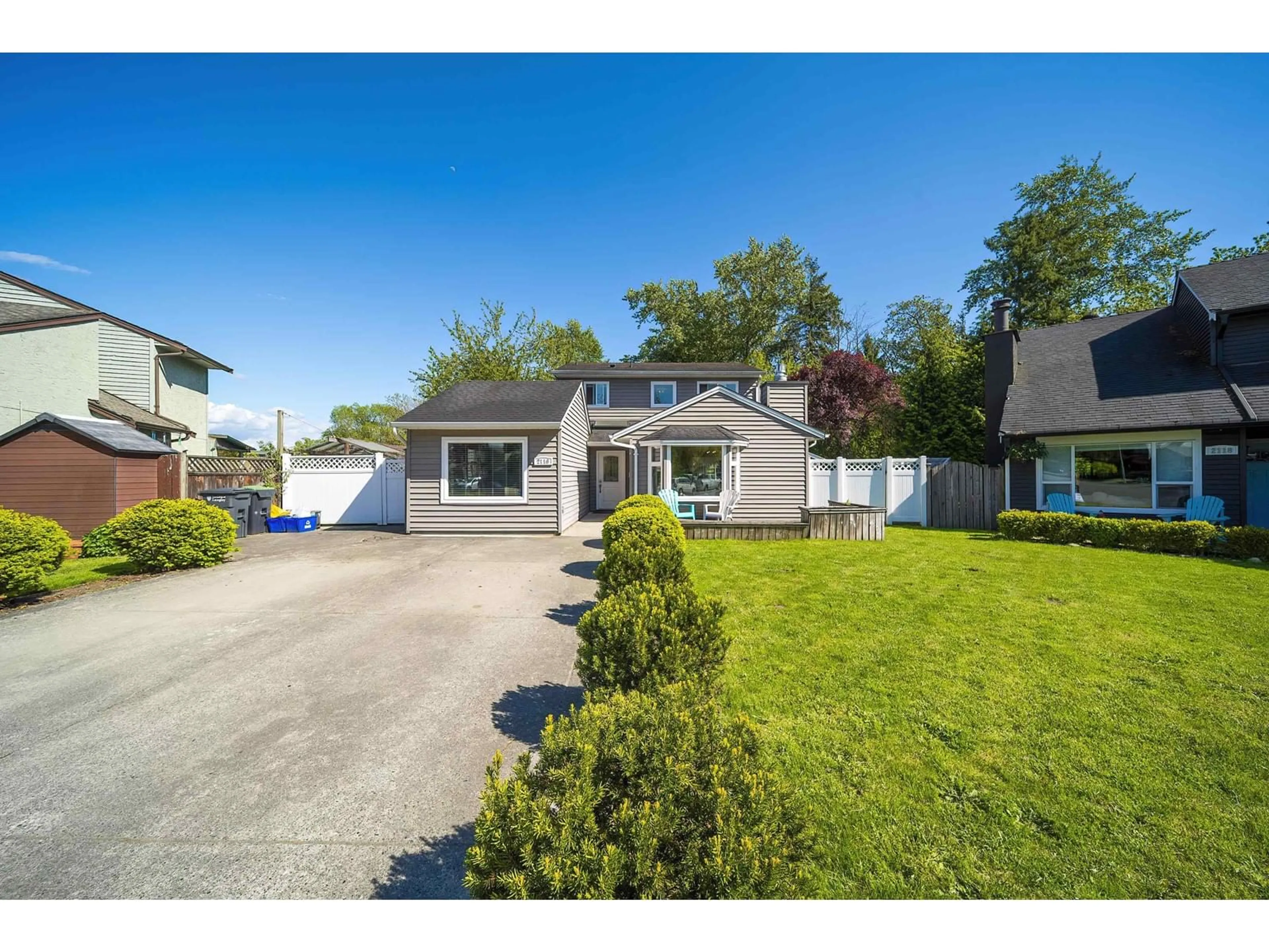 A pic from outside/outdoor area/front of a property/back of a property/a pic from drone, street for 2116 WINSTON, Langley British Columbia V2Y1H5