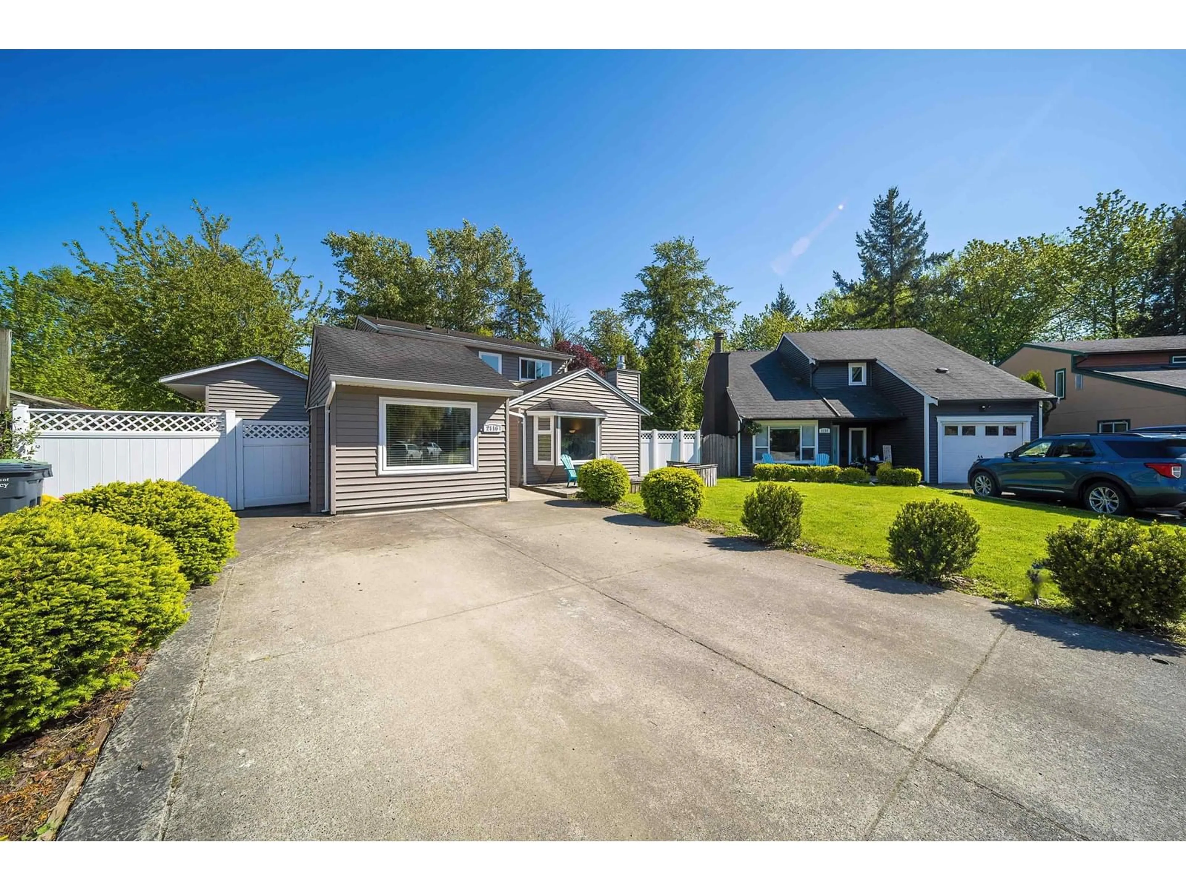 A pic from outside/outdoor area/front of a property/back of a property/a pic from drone, street for 2116 WINSTON, Langley British Columbia V2Y1H5