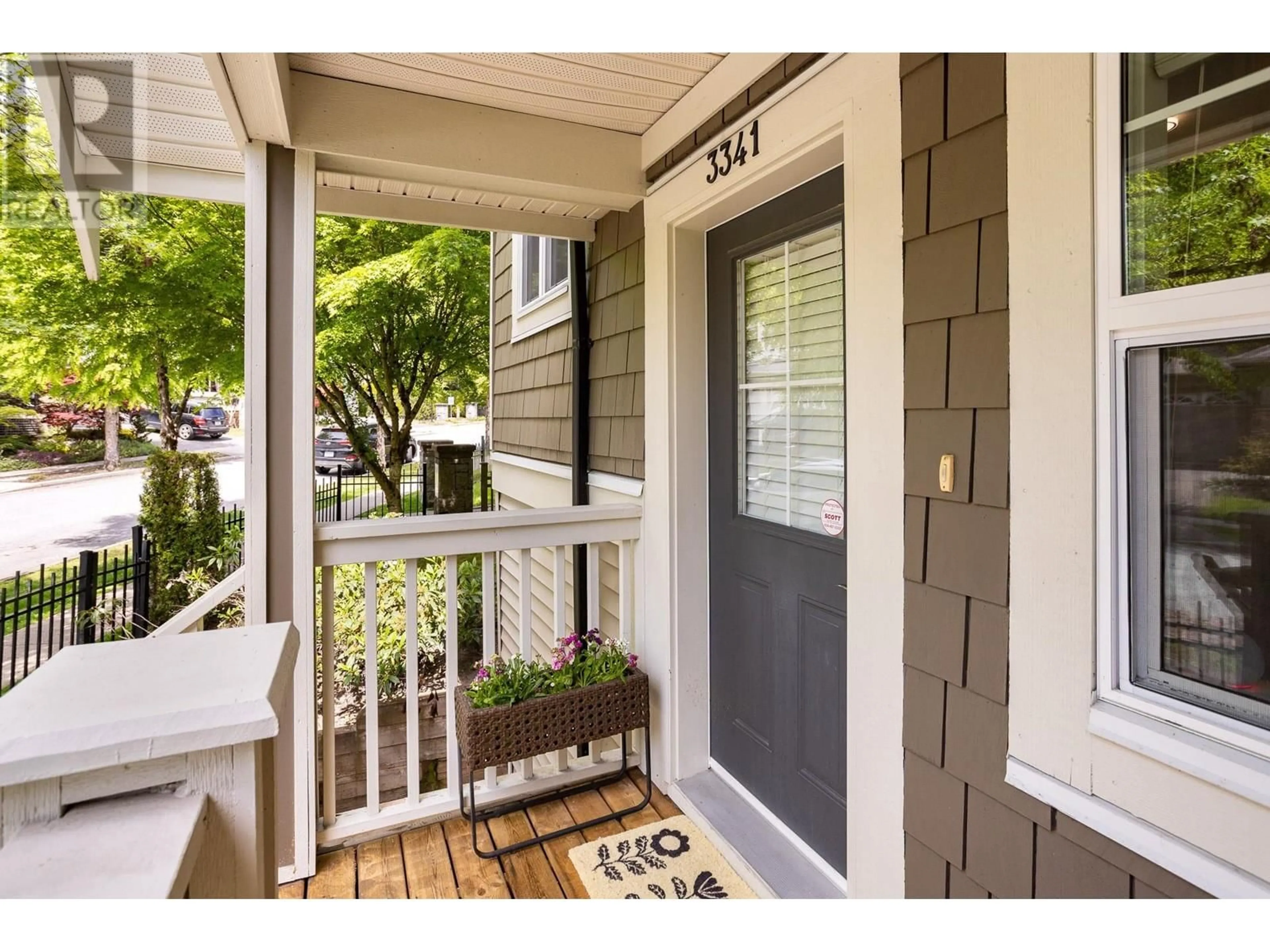 Indoor entryway for 3341 DEVONSHIRE AVENUE, Coquitlam British Columbia V3E0B1