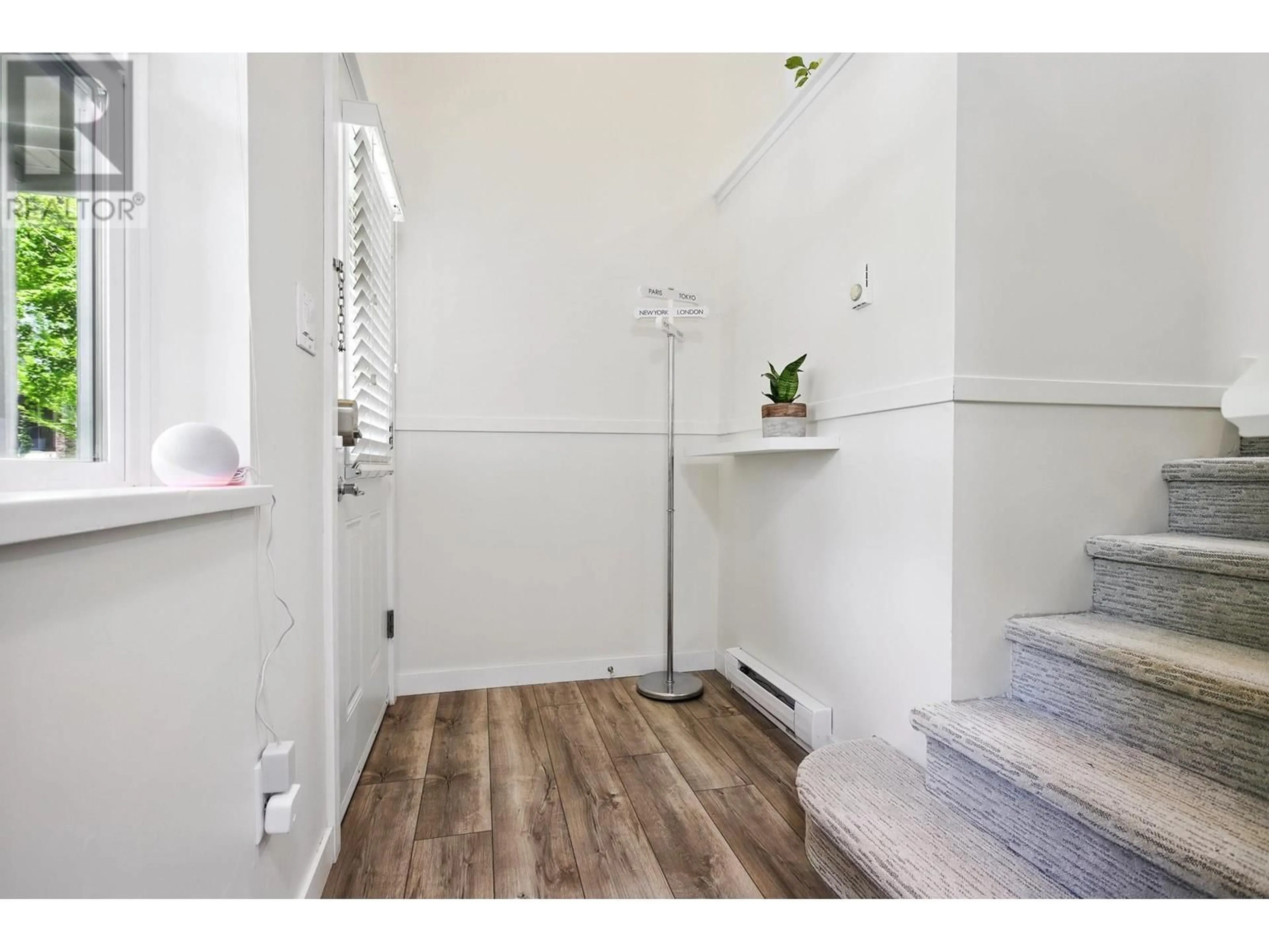Indoor entryway for 3341 DEVONSHIRE AVENUE, Coquitlam British Columbia V3E0B1