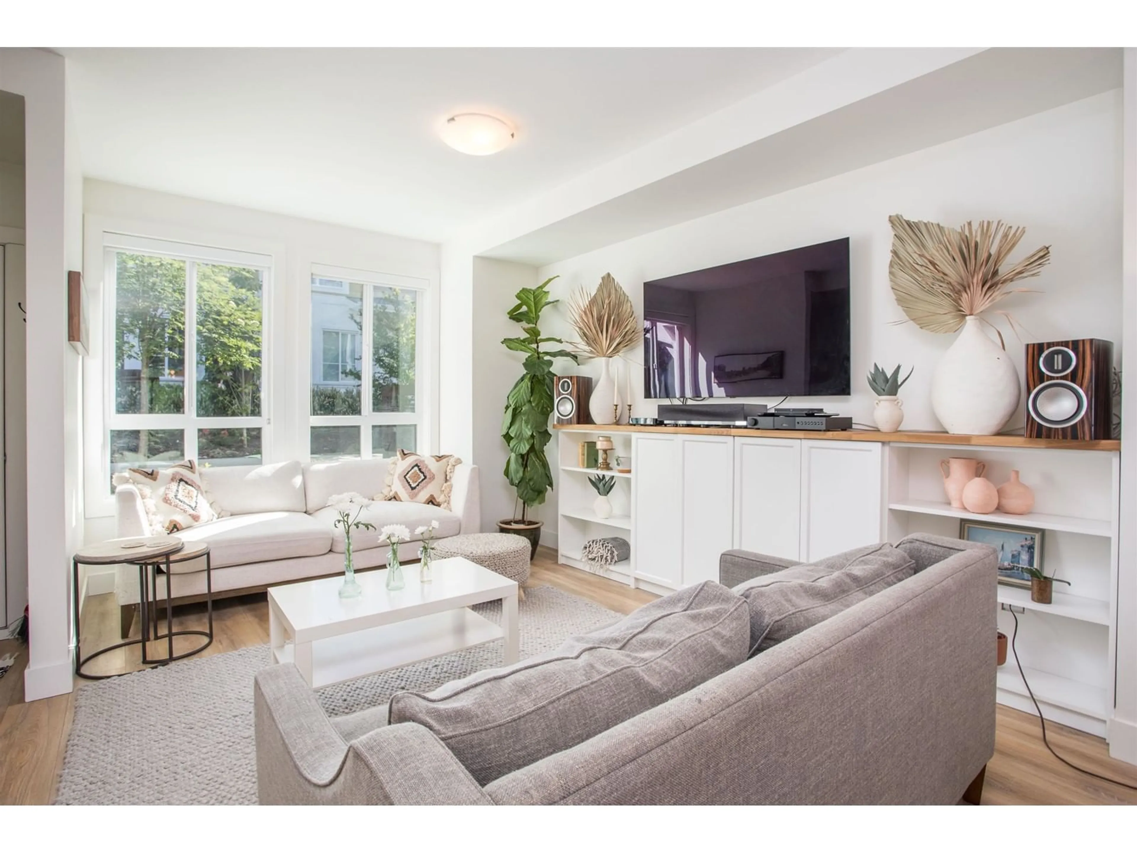Living room with furniture, unknown for 44 - 16561 17A, Surrey British Columbia V3Z1J3