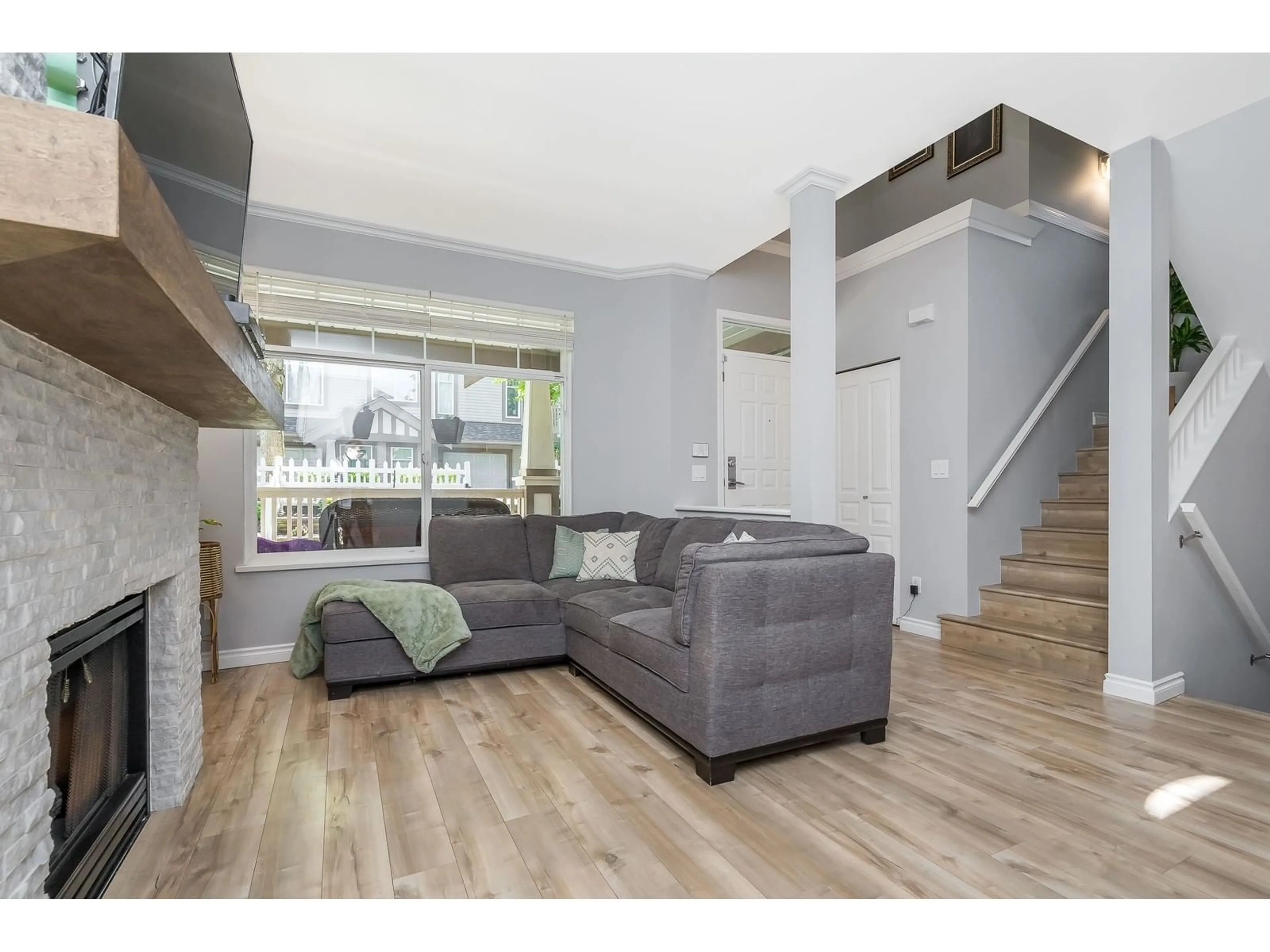 Living room with furniture, wood/laminate floor for 78 - 2678 KING GEORGE, Surrey British Columbia V4P1H6