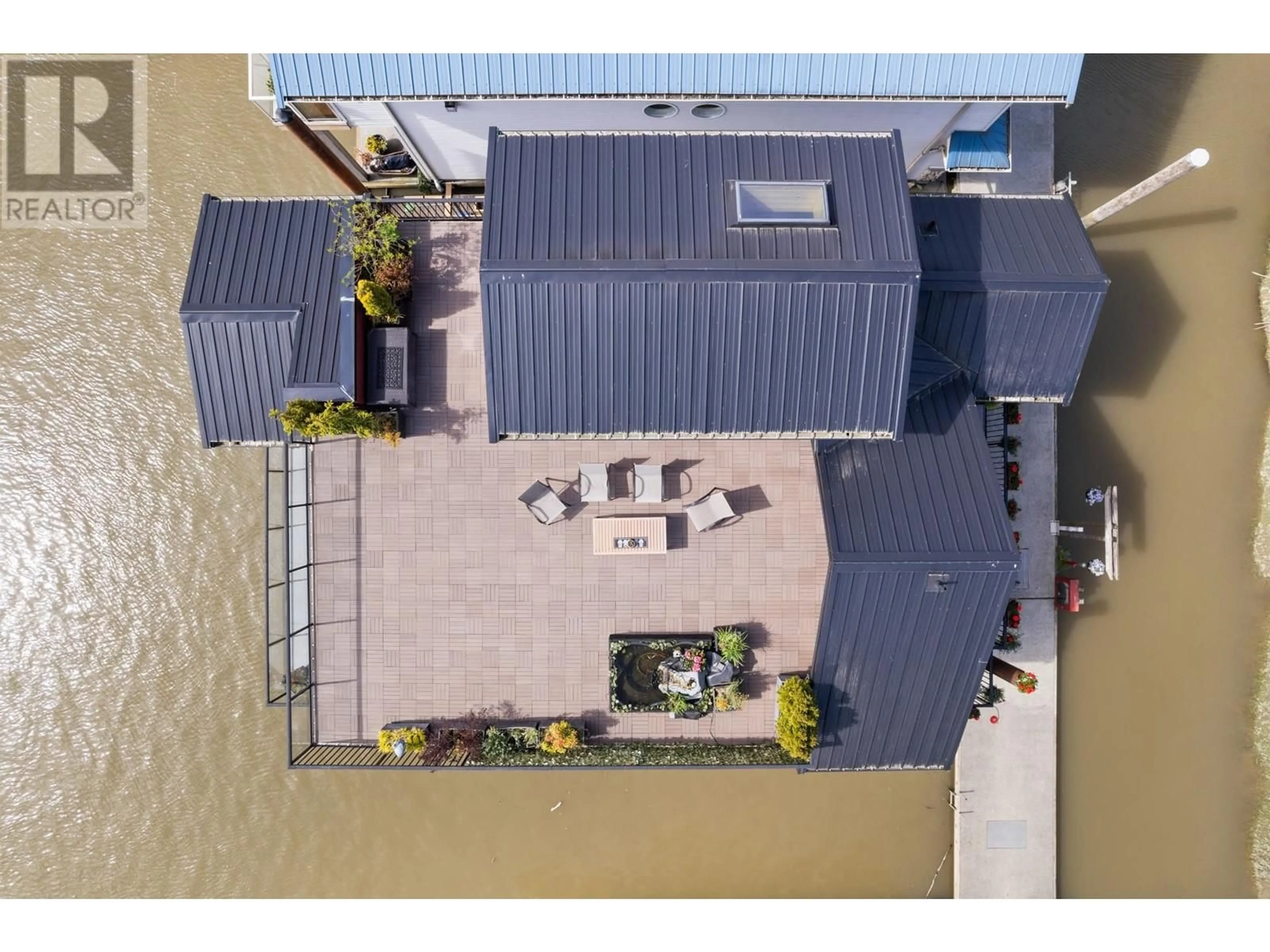 A pic from outside/outdoor area/front of a property/back of a property/a pic from drone, water/lake/river/ocean view for 3 - 800 SOUTH DYKE ROAD, New Westminster British Columbia V3M6L6