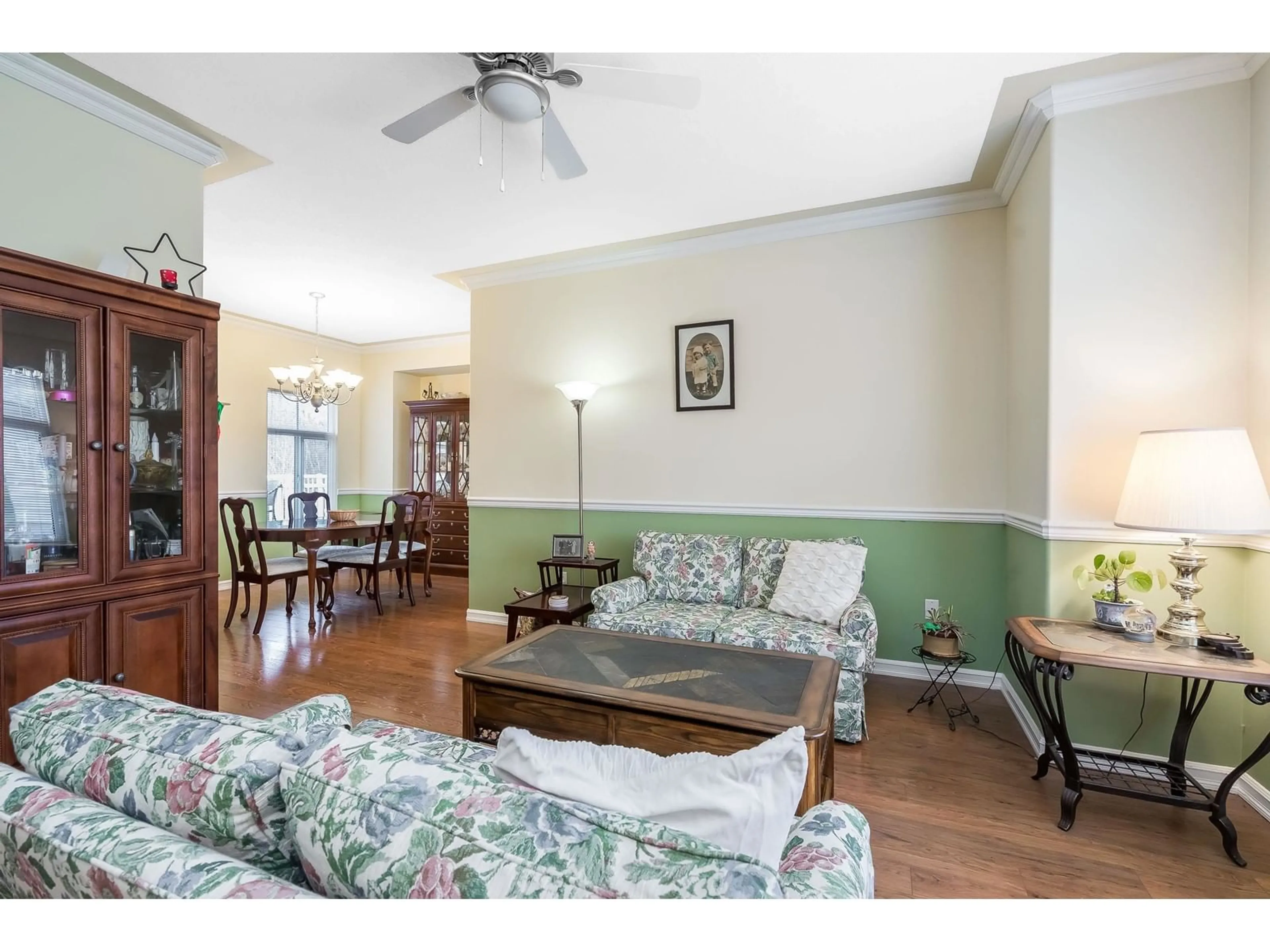 Living room with furniture, wood/laminate floor for 160 - 33751 7, Mission British Columbia V2V7C2
