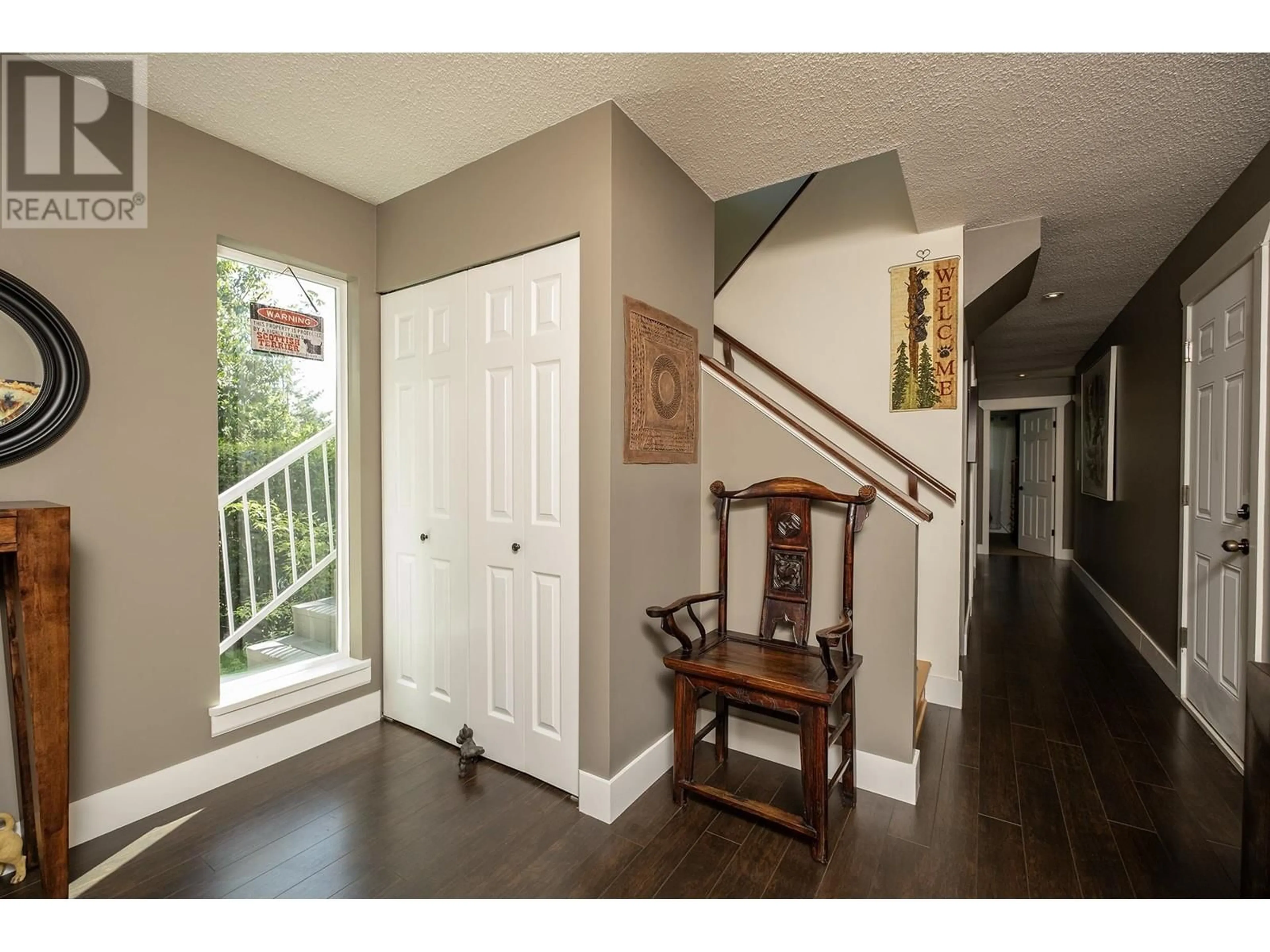 Indoor entryway for 105 WHARF ROAD, Gibsons British Columbia V0N1V6