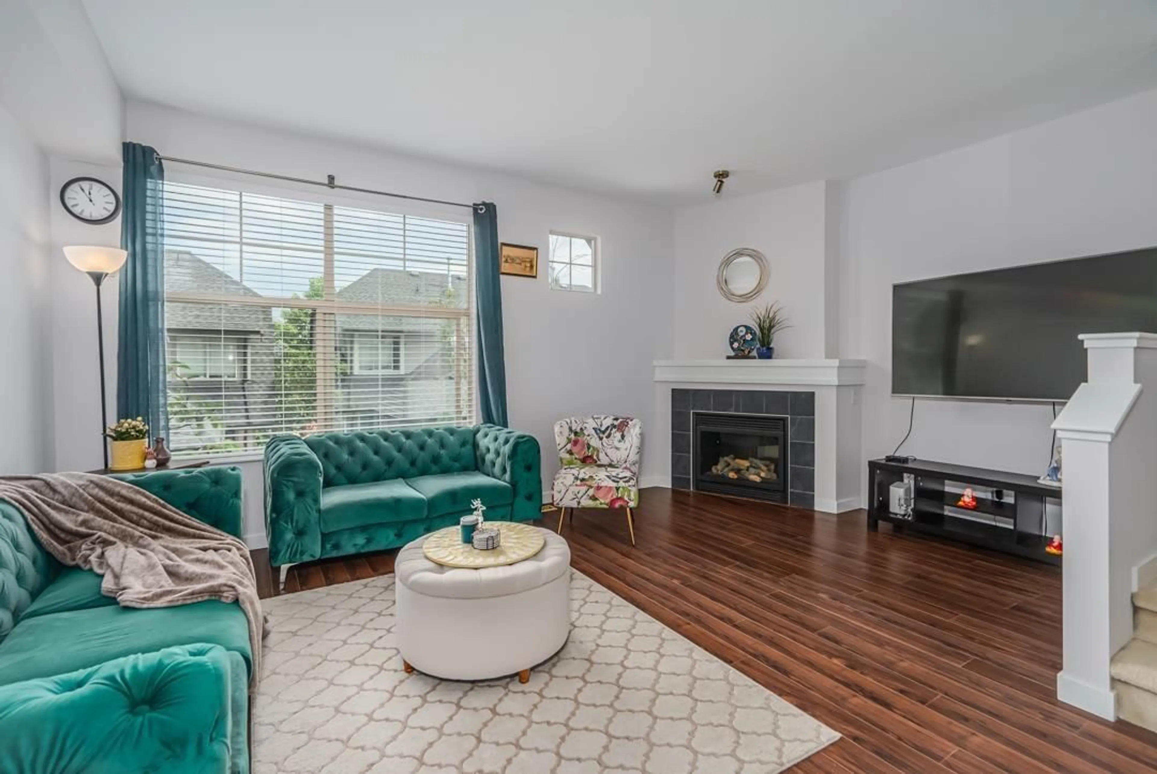 Living room with furniture, unknown for 30 - 15152 62A, Surrey British Columbia V3S1V1