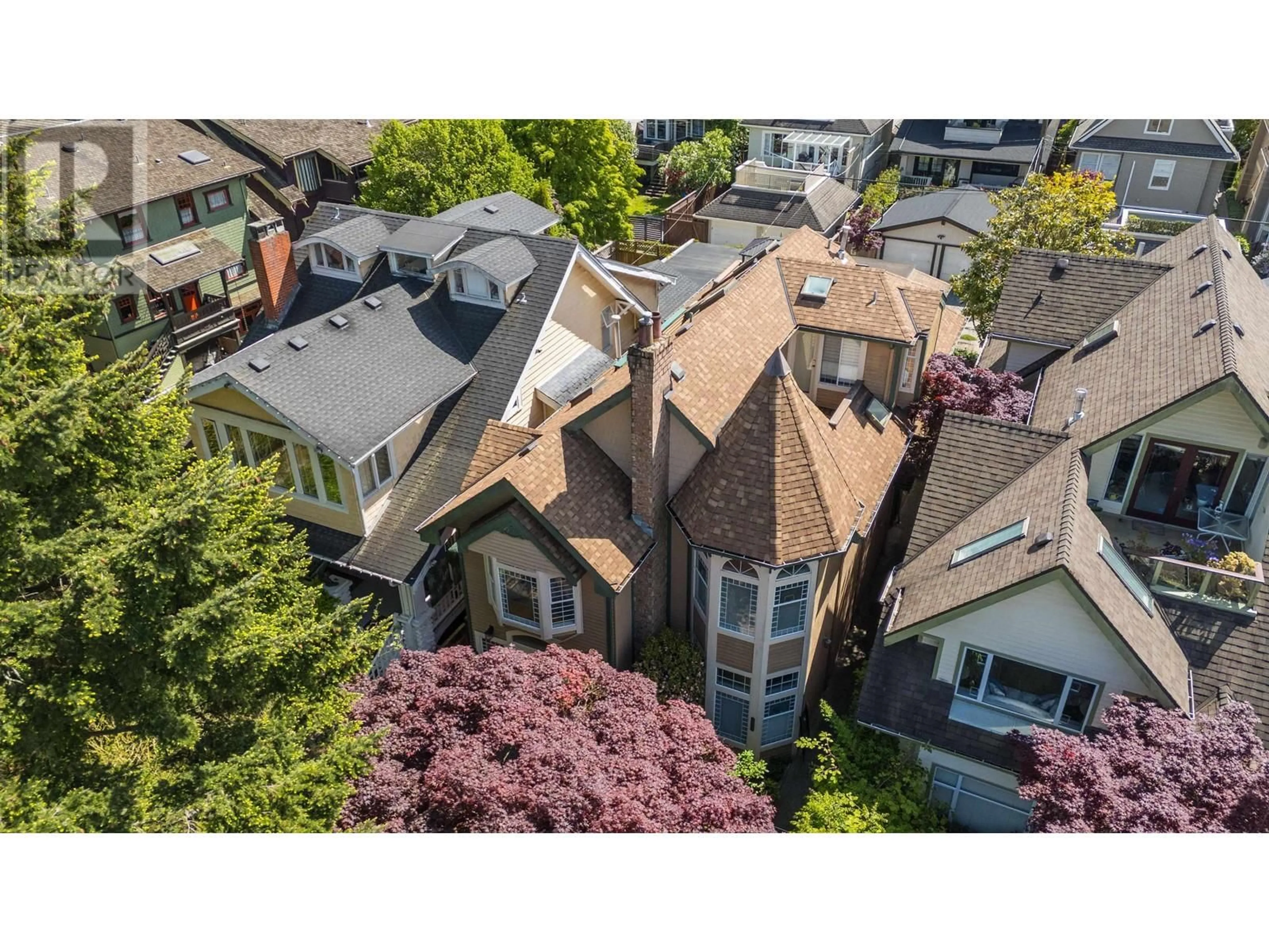 A pic from outside/outdoor area/front of a property/back of a property/a pic from drone, city buildings view from balcony for 3624 1ST AVENUE, Vancouver British Columbia V6R1H2