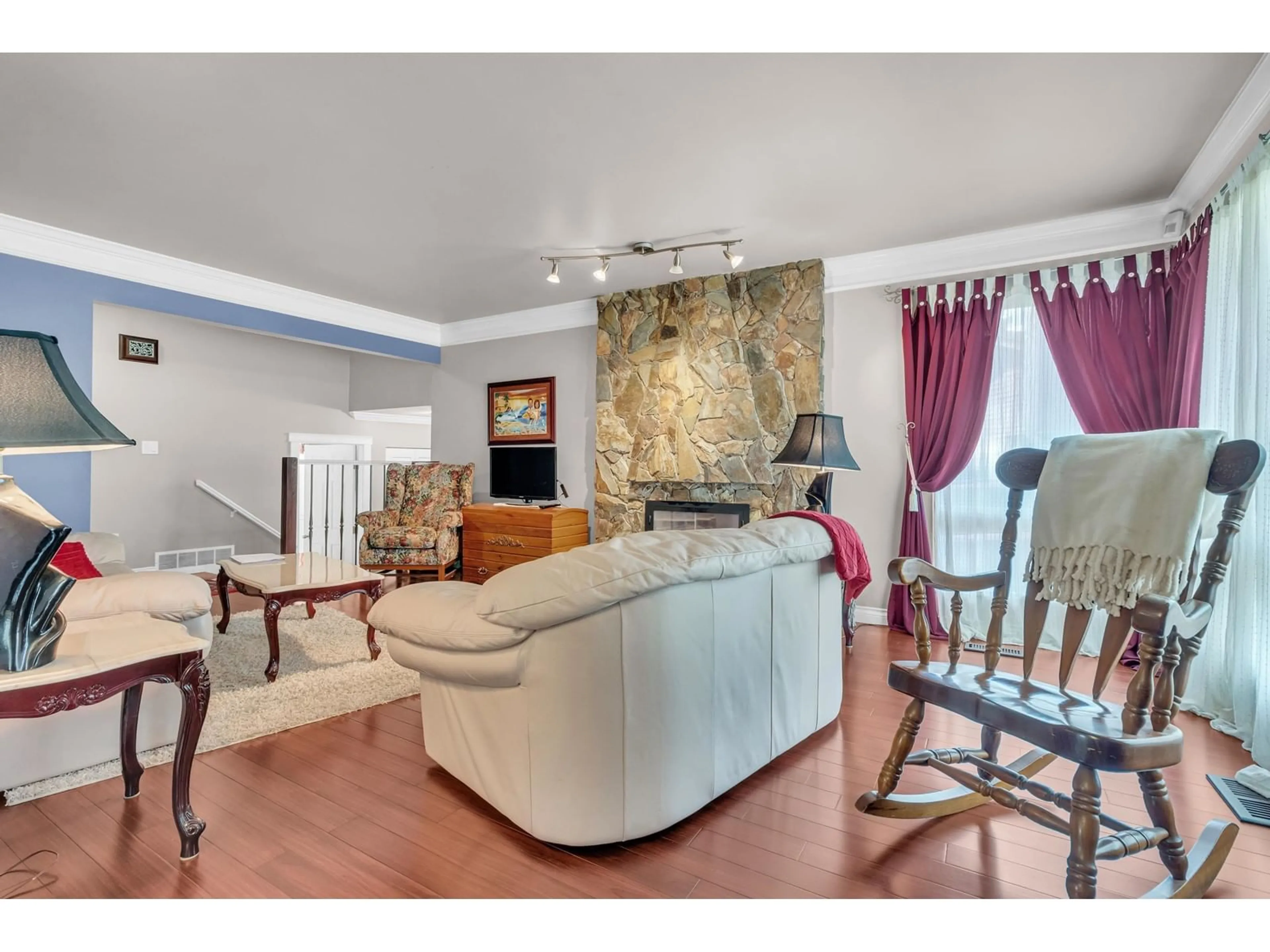Living room with furniture, unknown for 8971 145A, Surrey British Columbia V3R7J7