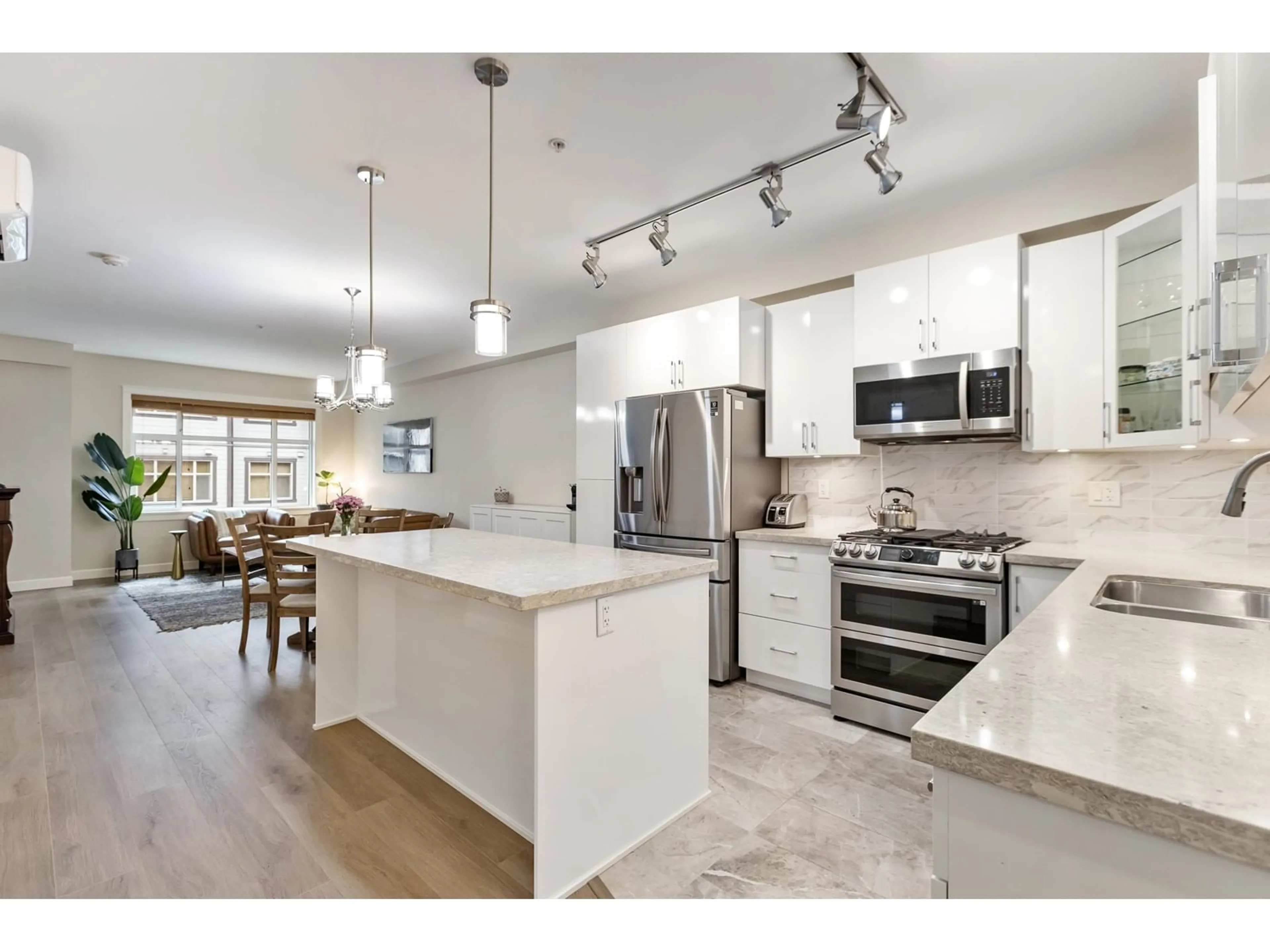 Open concept kitchen, ceramic/tile floor for 407 - 20328 86, Langley British Columbia V2Y3L5