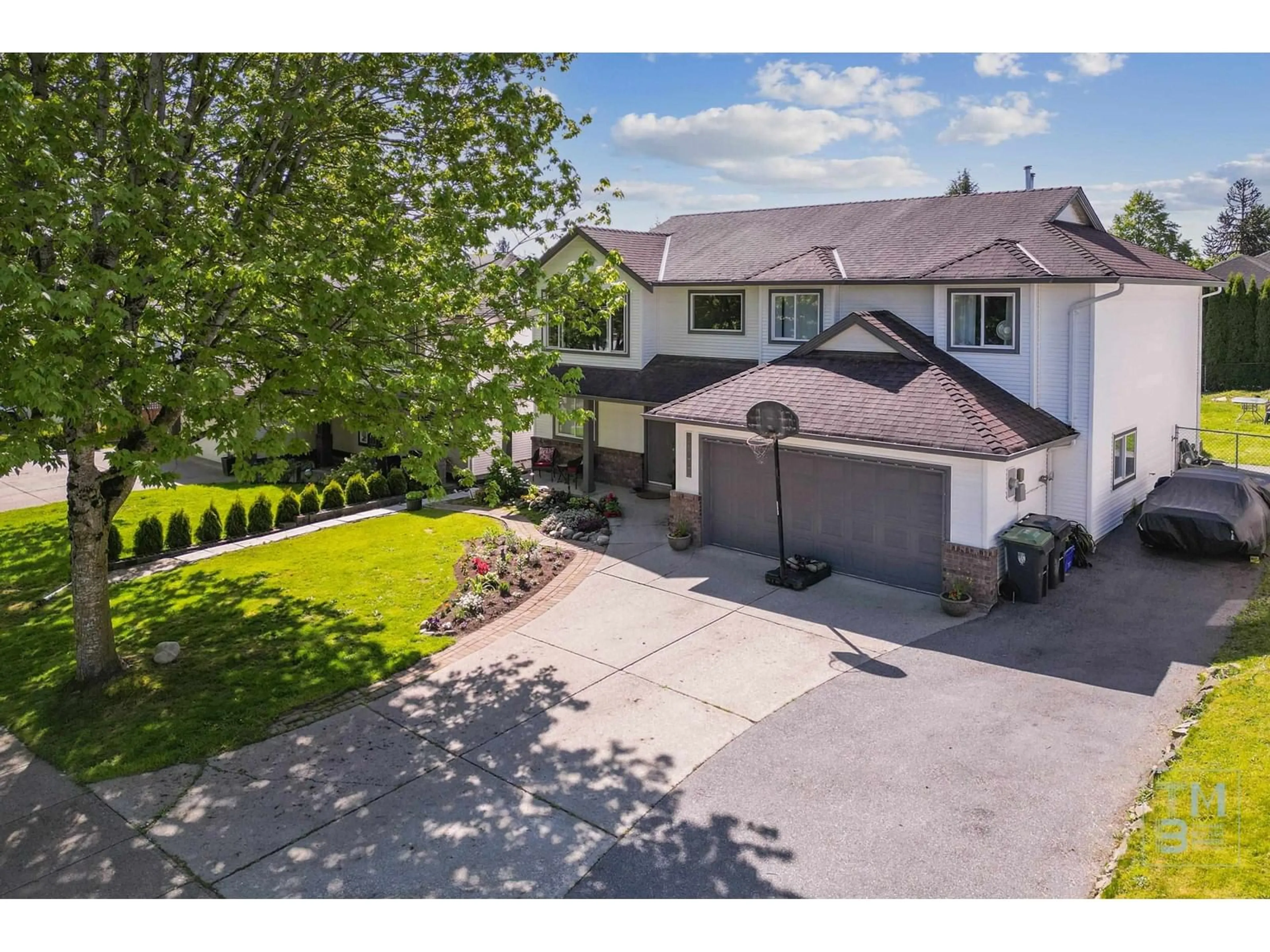 A pic from outside/outdoor area/front of a property/back of a property/a pic from drone, unknown for 27098 25A, Langley British Columbia V4W3W2