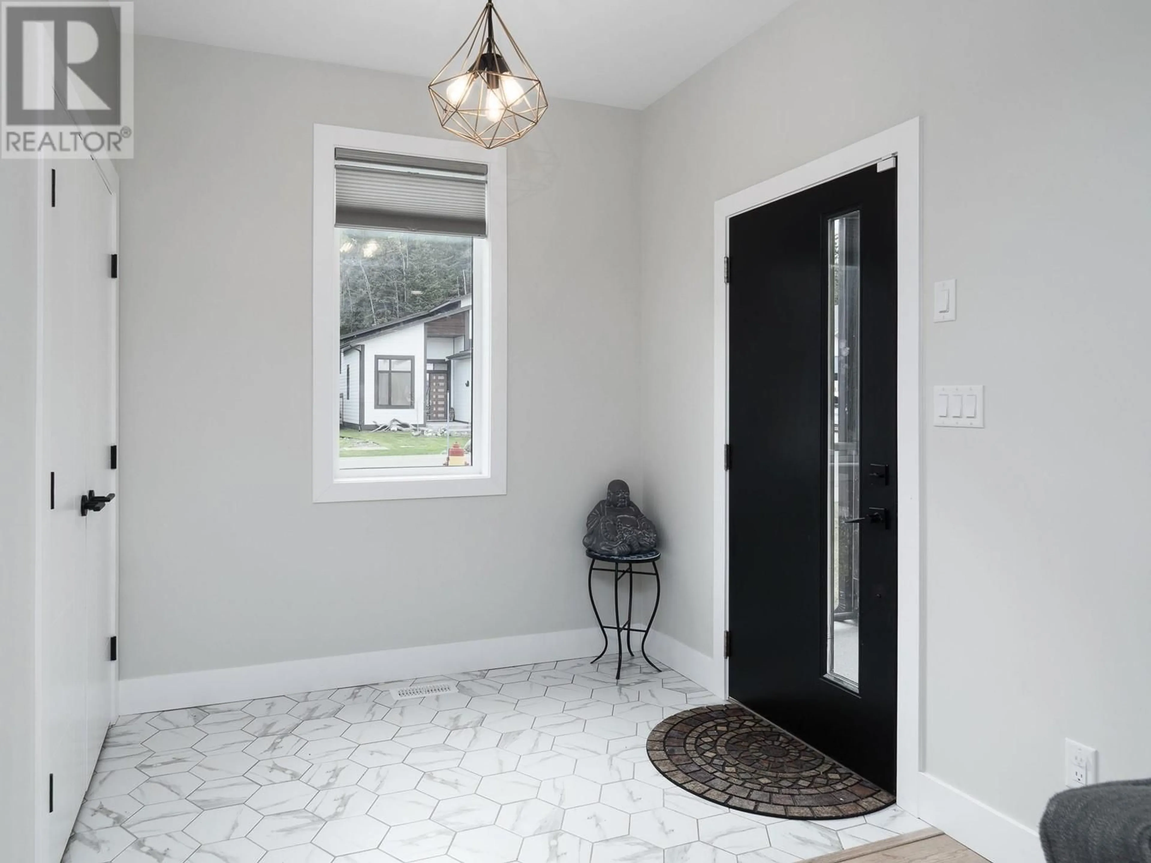 Indoor entryway for 3951 PARKVIEW CRESCENT, Prince George British Columbia V2N0E7