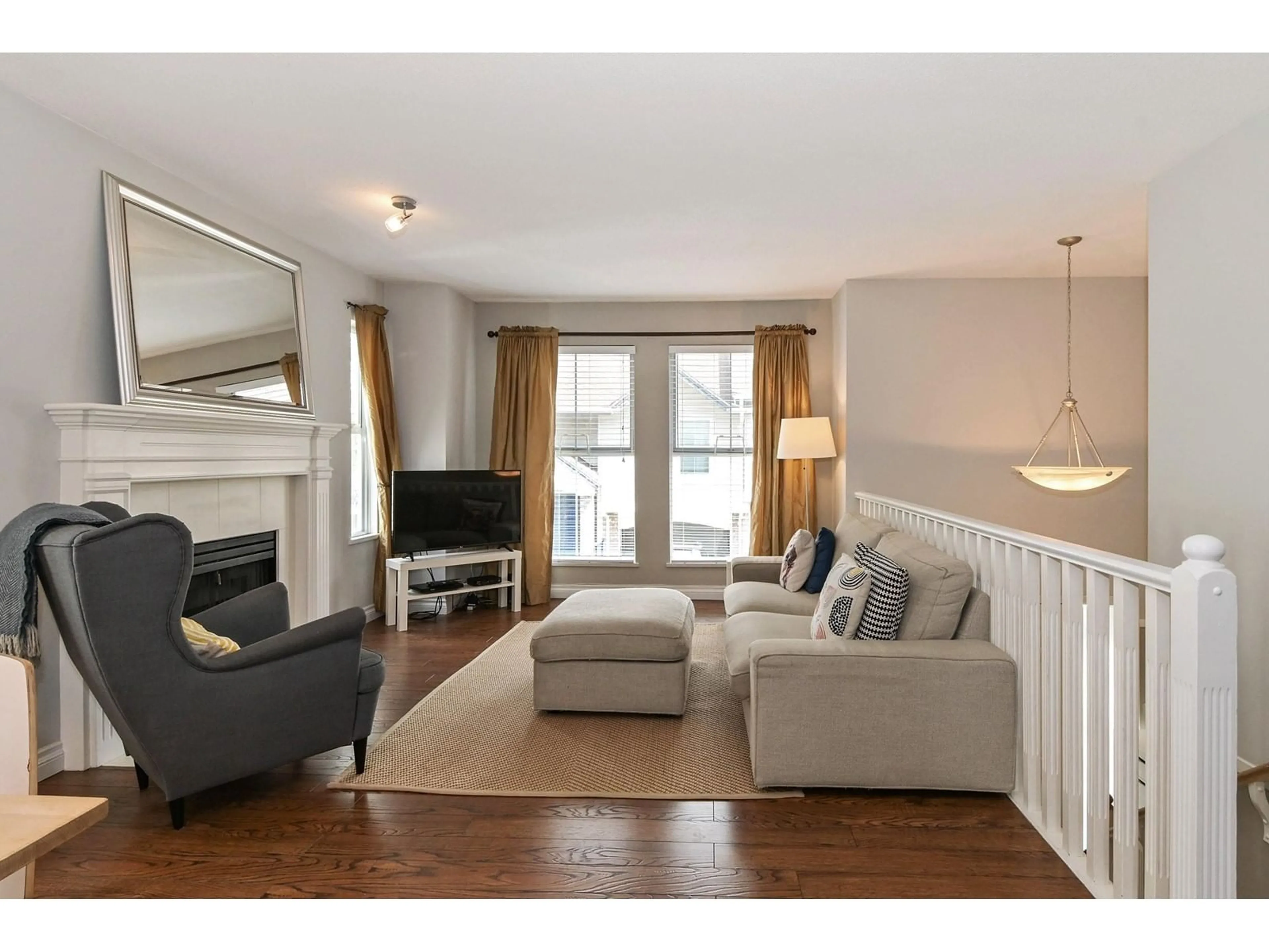 Living room with furniture, wood/laminate floor for 4 - 8716 WALNUT GROVE, Langley British Columbia V1M2K2
