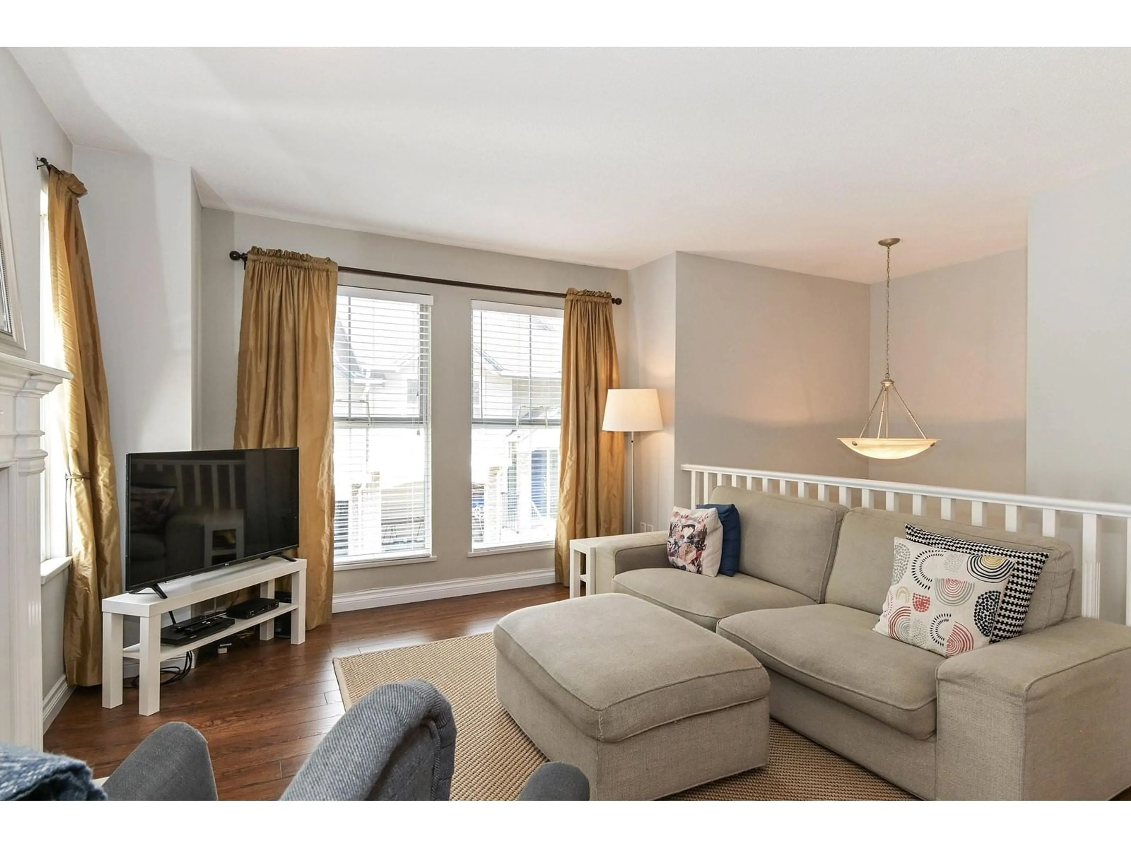 Living room with furniture, wood/laminate floor for 4 - 8716 WALNUT GROVE, Langley British Columbia V1M2K2