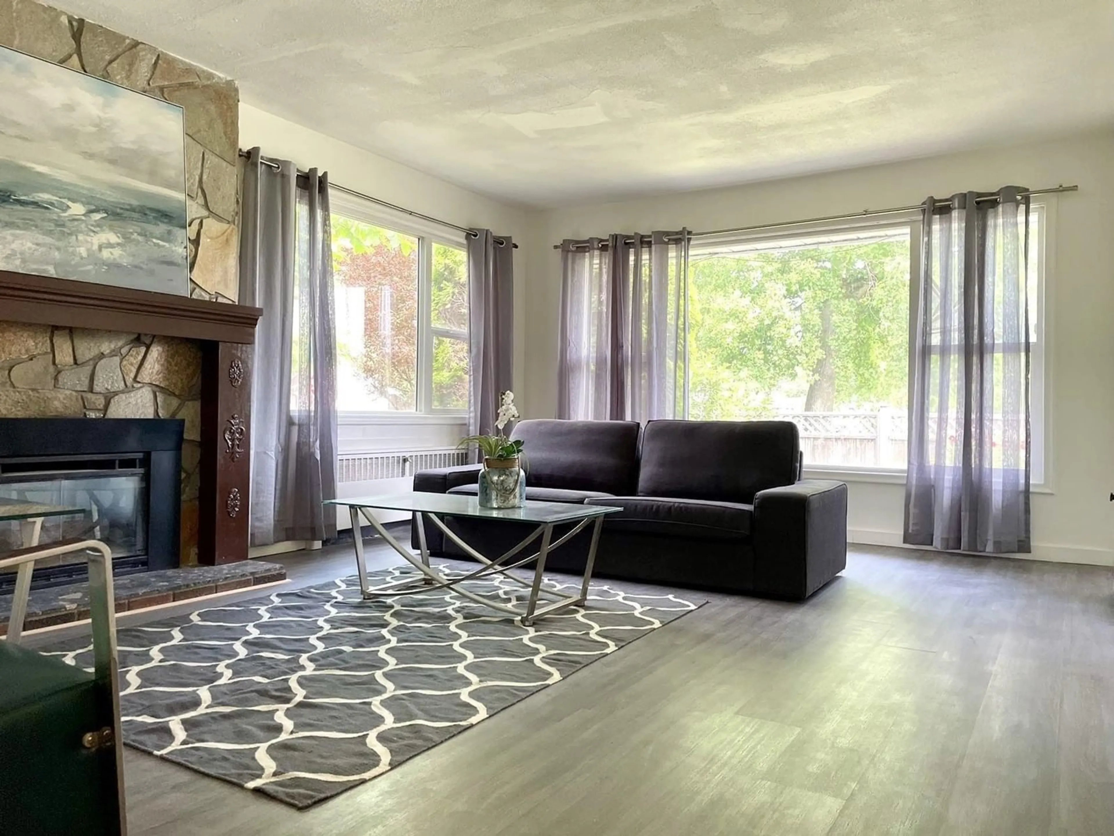 Living room with furniture, wood/laminate floor for 45790 HENLEY AVENUE, Chilliwack British Columbia V2P3K2