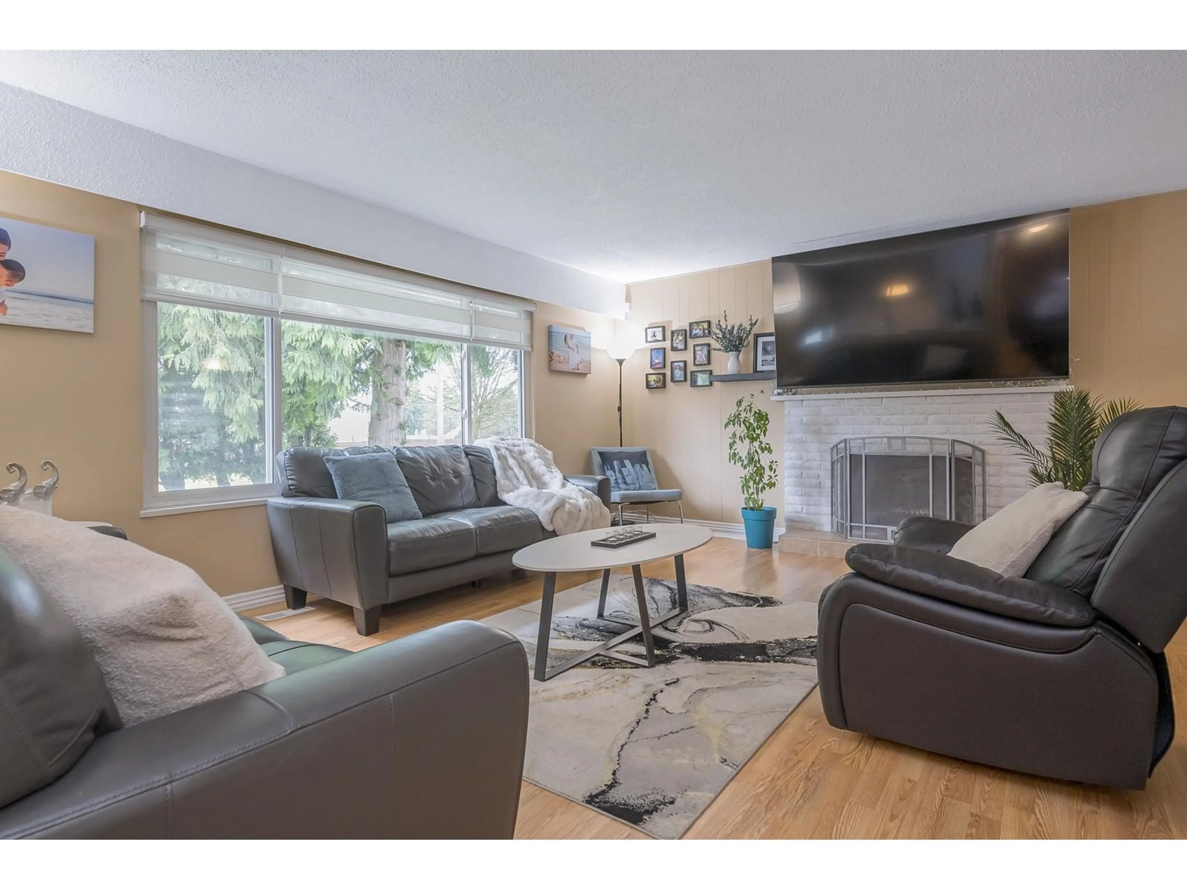 Living room with furniture, wood/laminate floor for 12755 104, Surrey British Columbia V3V6A5