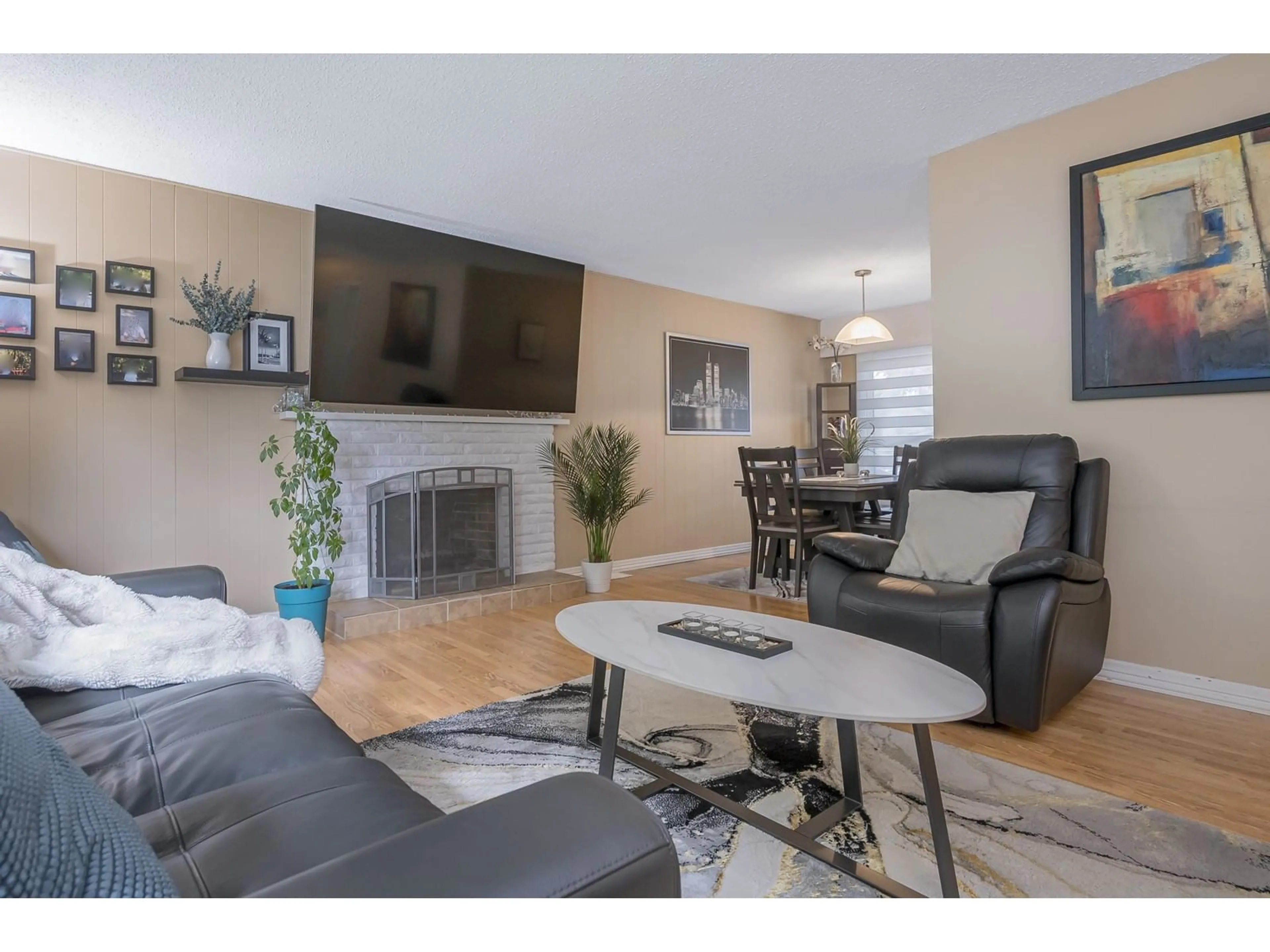 Living room with furniture, wood/laminate floor for 12755 104, Surrey British Columbia V3V6A5