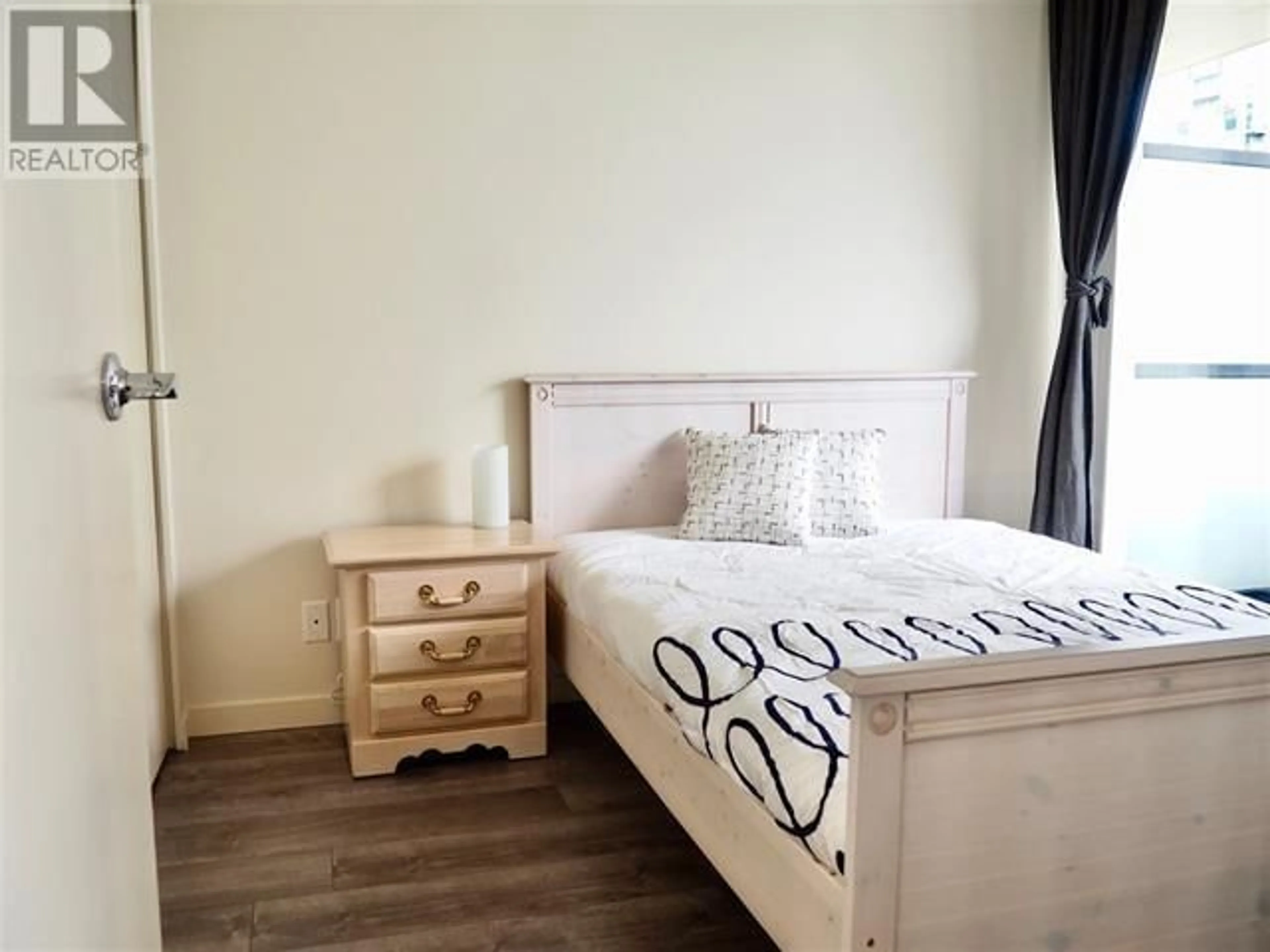 Bedroom with bed, wood/laminate floor for 1804 - 977 MAINLAND STREET, Vancouver British Columbia V6B1T2