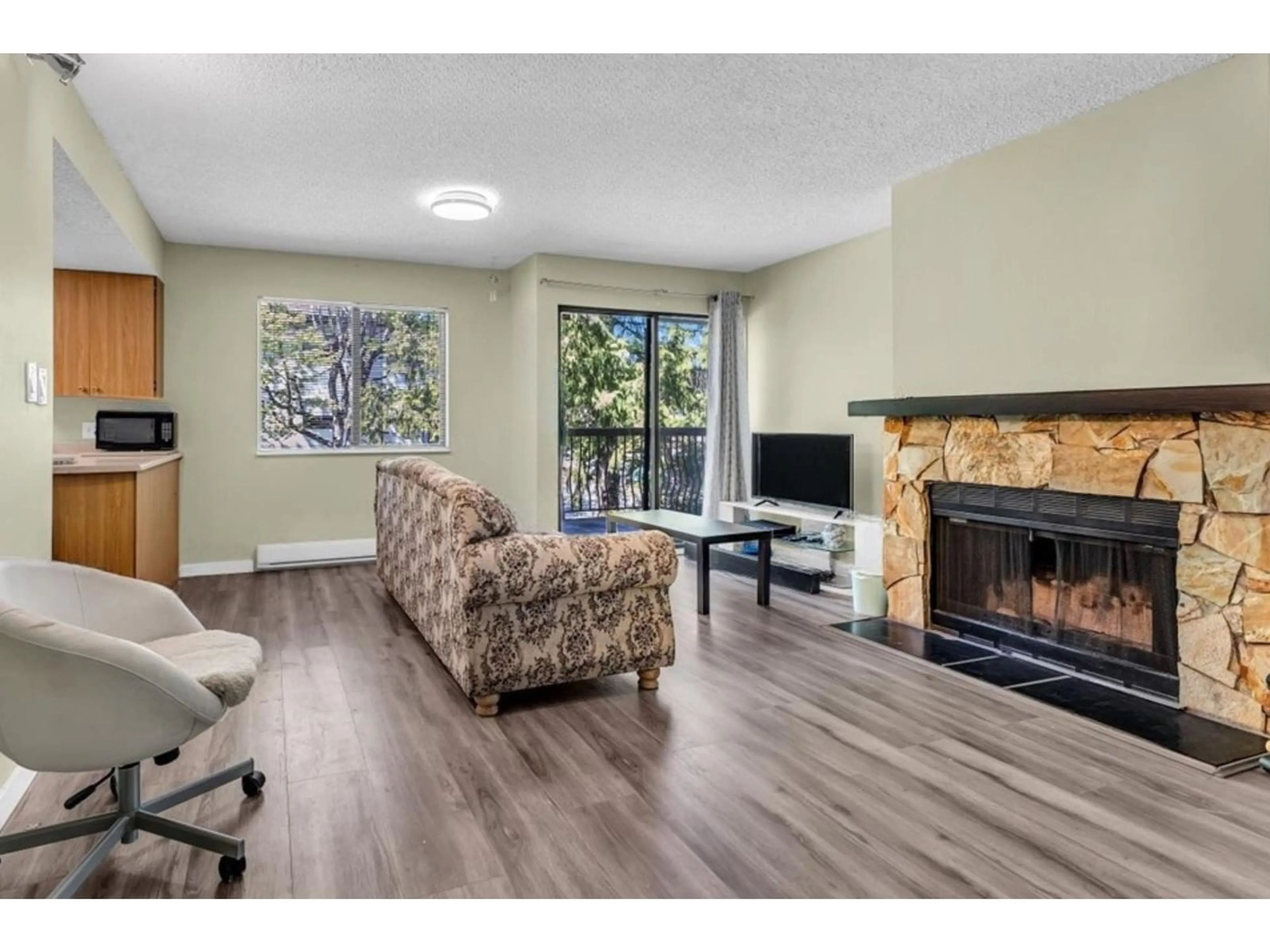 Living room with furniture, wood/laminate floor for 201 - 13316 71B, Surrey British Columbia V3W7Z4
