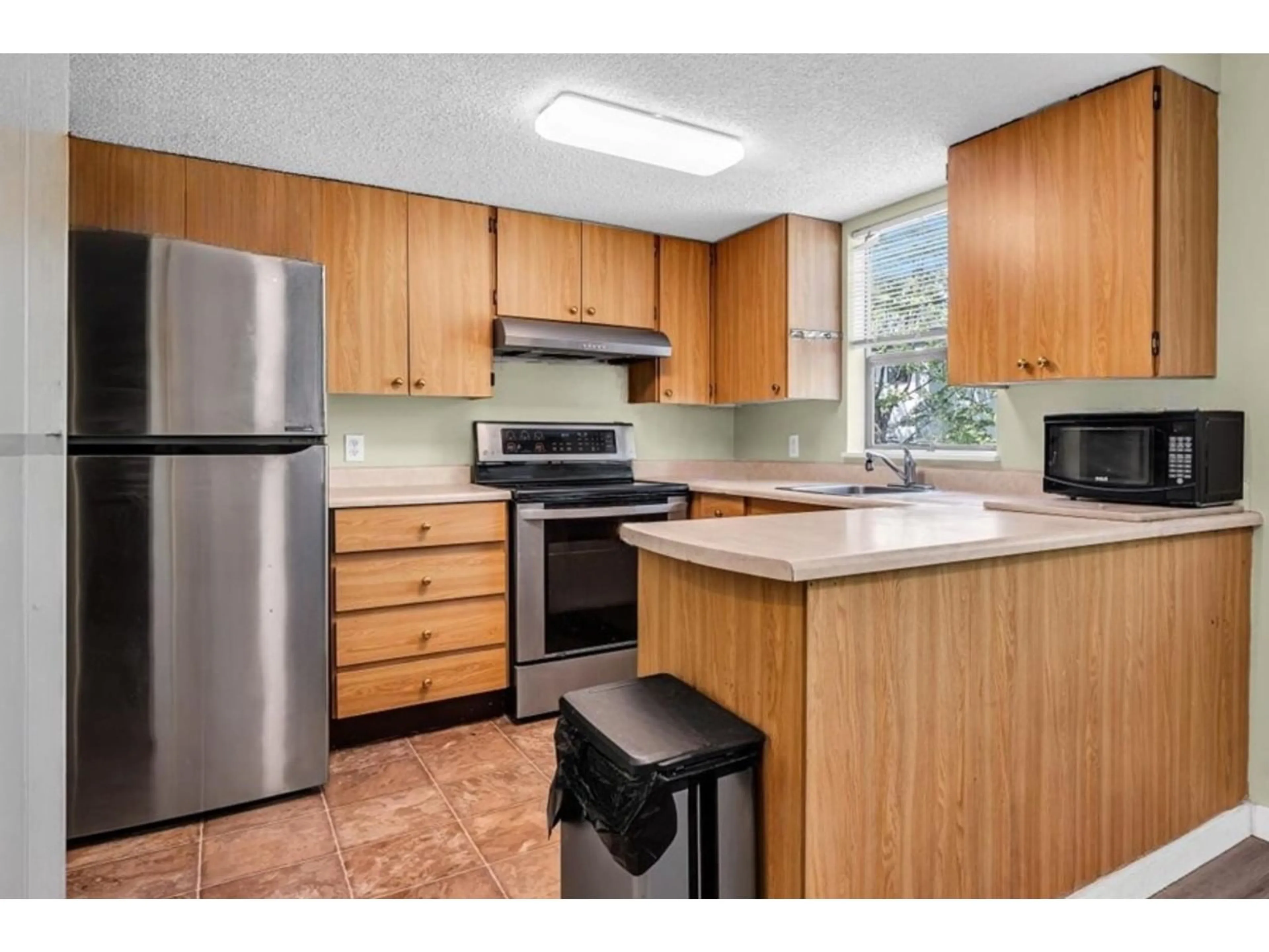 Standard kitchen, unknown for 201 - 13316 71B, Surrey British Columbia V3W7Z4