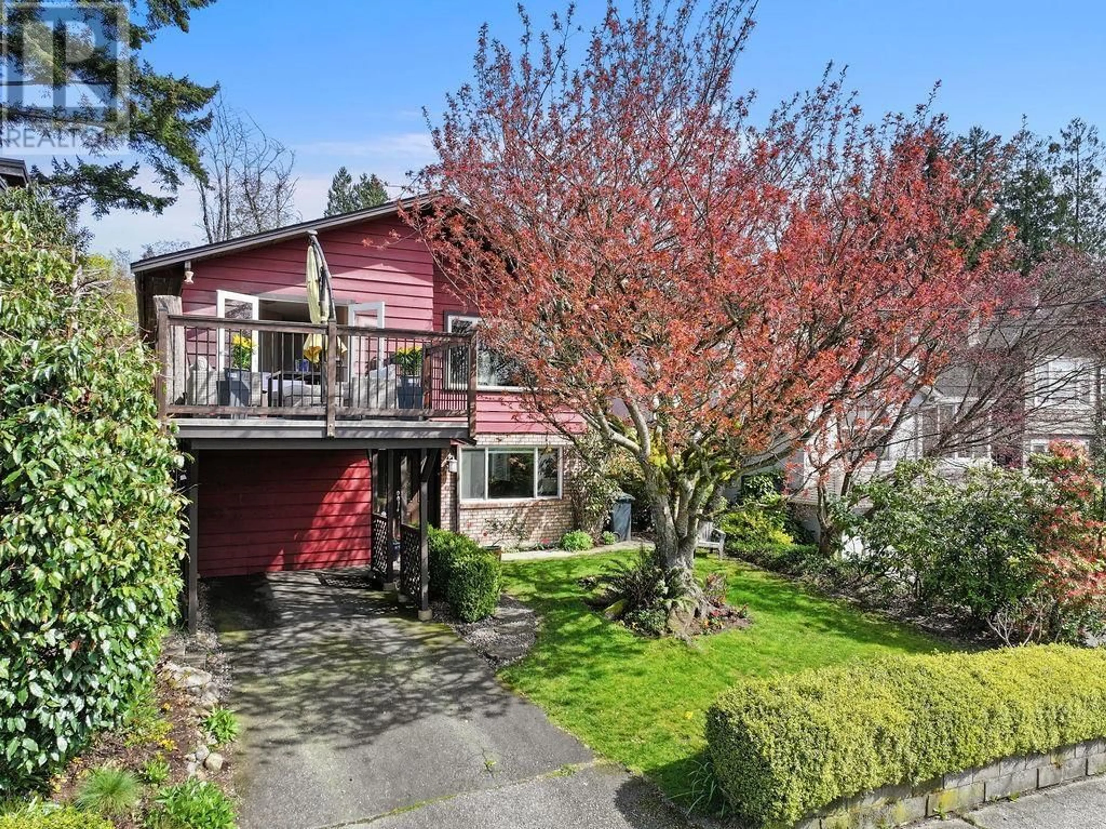 A pic from outside/outdoor area/front of a property/back of a property/a pic from drone, street for 3300 MAHON AVENUE, North Vancouver British Columbia V7N3T5