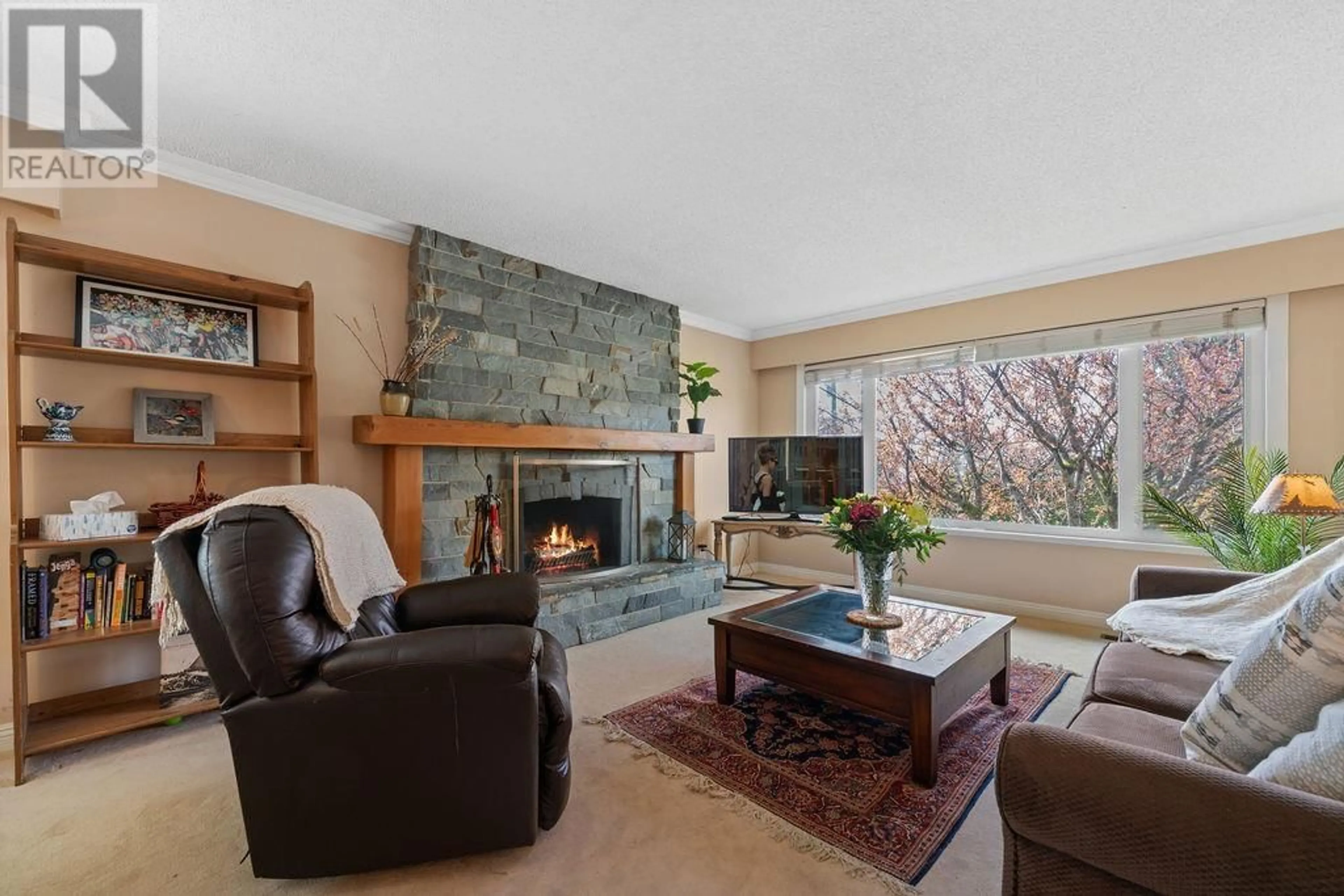 Living room with furniture, unknown for 3300 MAHON AVENUE, North Vancouver British Columbia V7N3T5