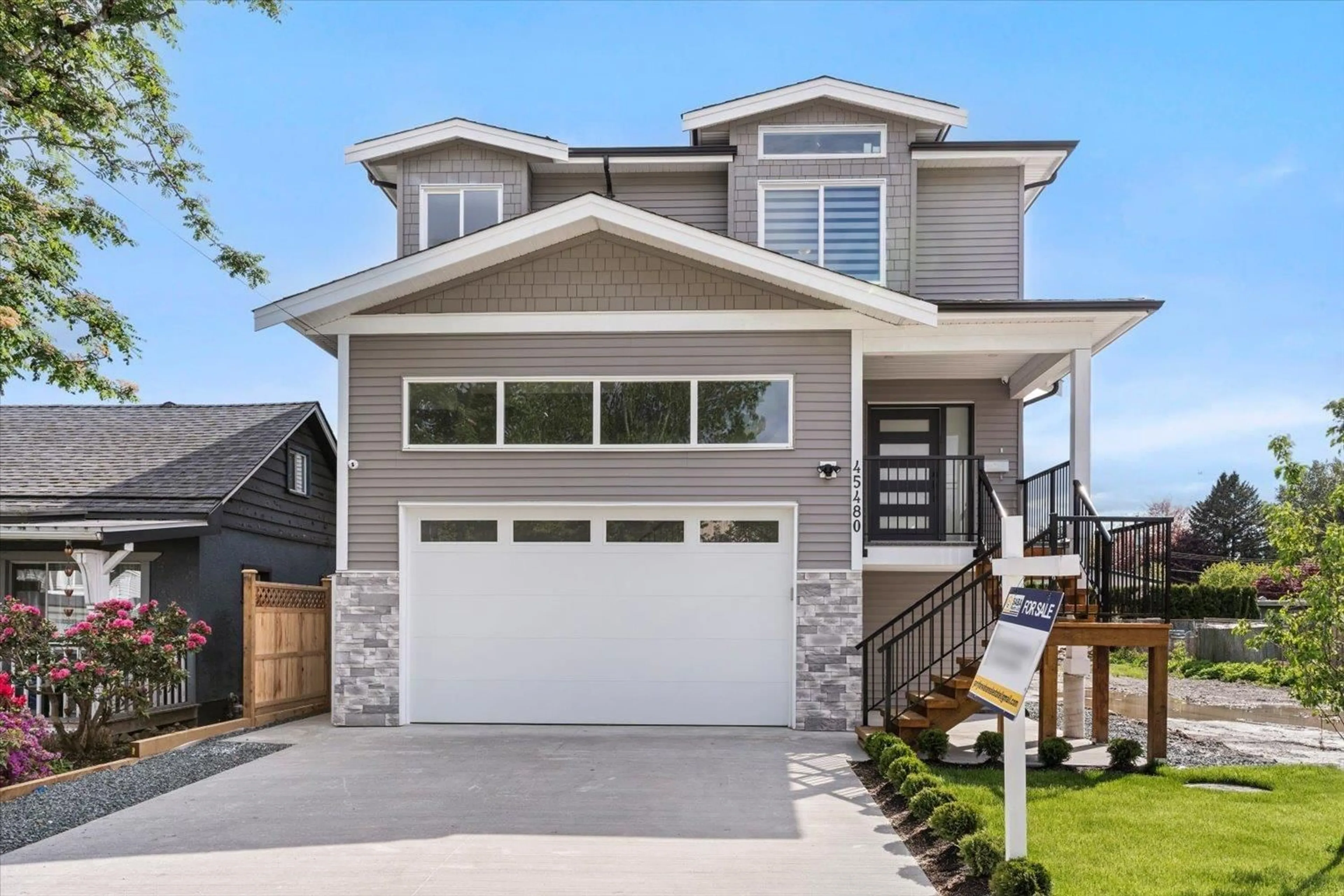 Home with vinyl exterior material, street for 45480 WELLINGTON AVENUE, Chilliwack British Columbia V2P2E9