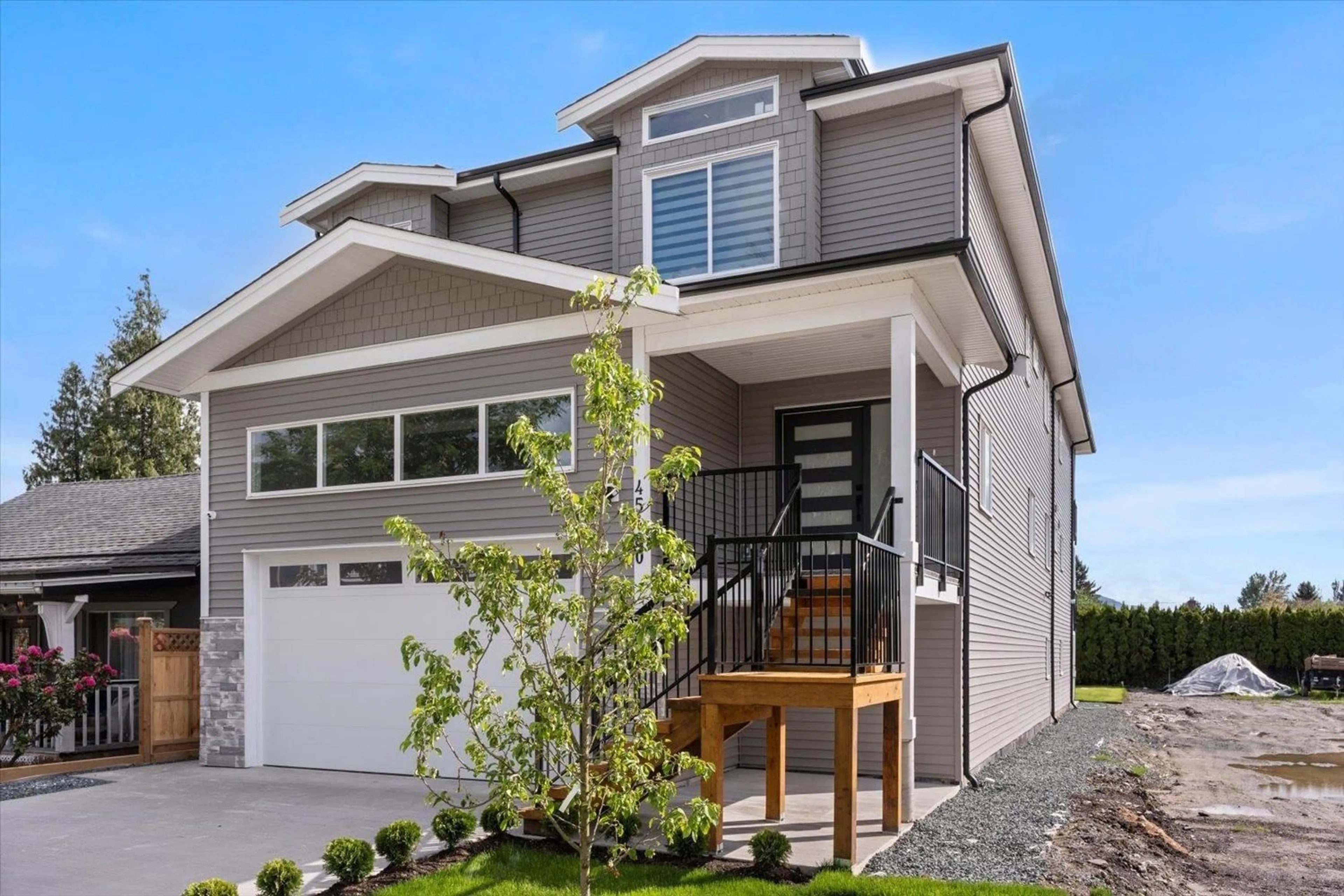 Home with vinyl exterior material, street for 45480 WELLINGTON AVENUE, Chilliwack British Columbia V2P2E9