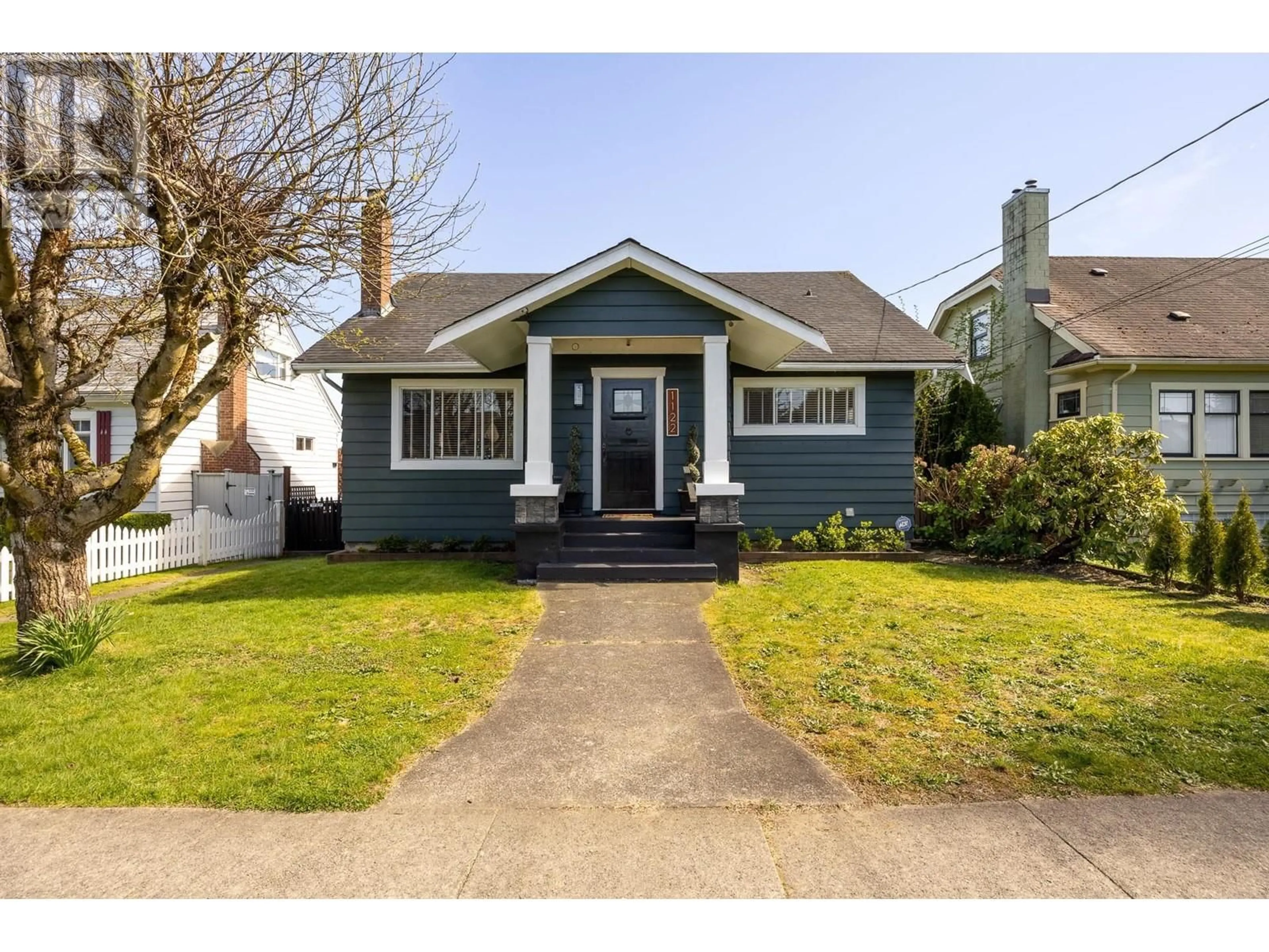 Home with vinyl exterior material, street for 1122 LONDON STREET, New Westminster British Columbia V3M3C1