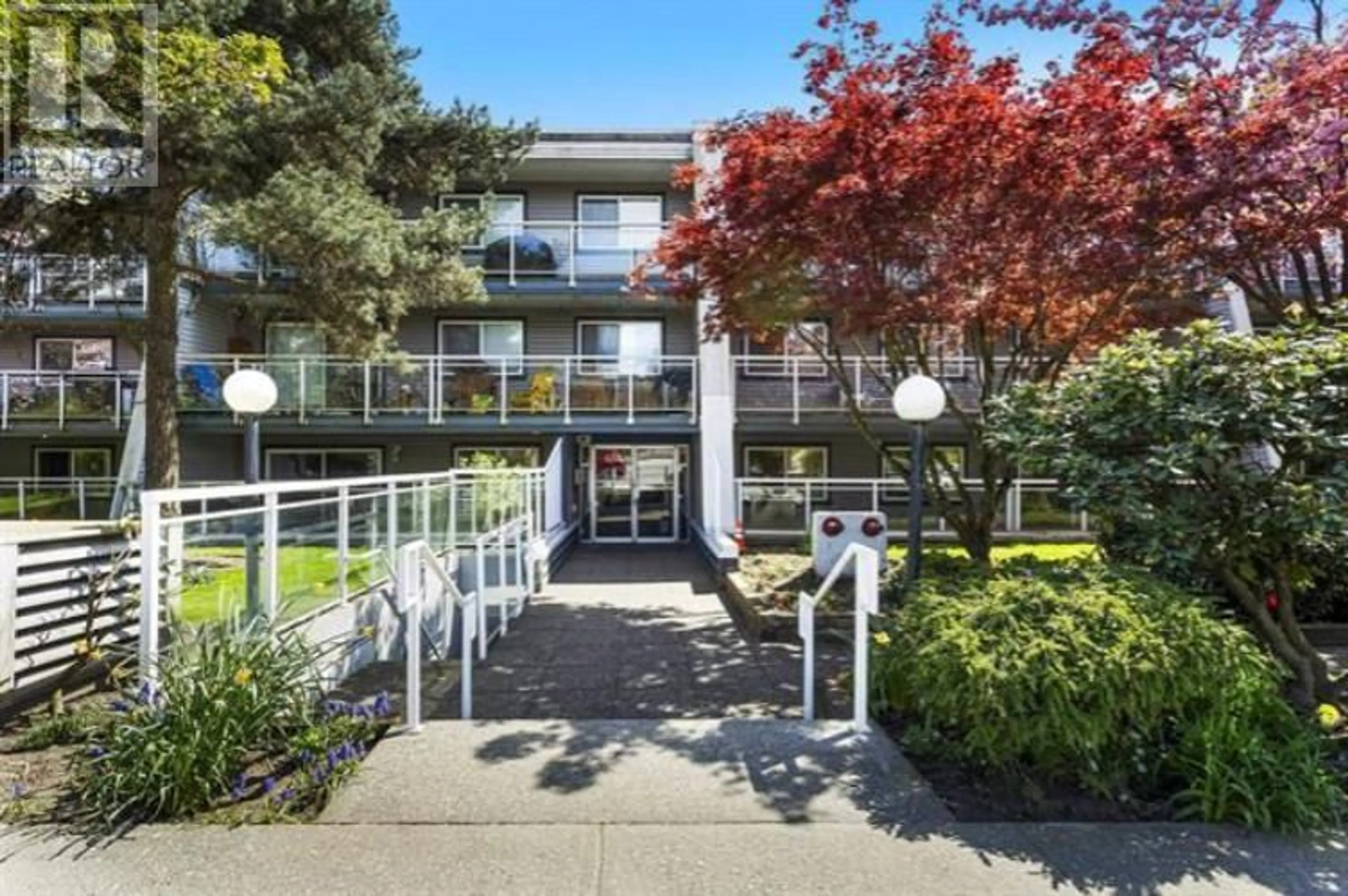 A pic from outside/outdoor area/front of a property/back of a property/a pic from drone, street for 305 - 550 ROYAL AVENUE, New Westminster British Columbia V3L5H9