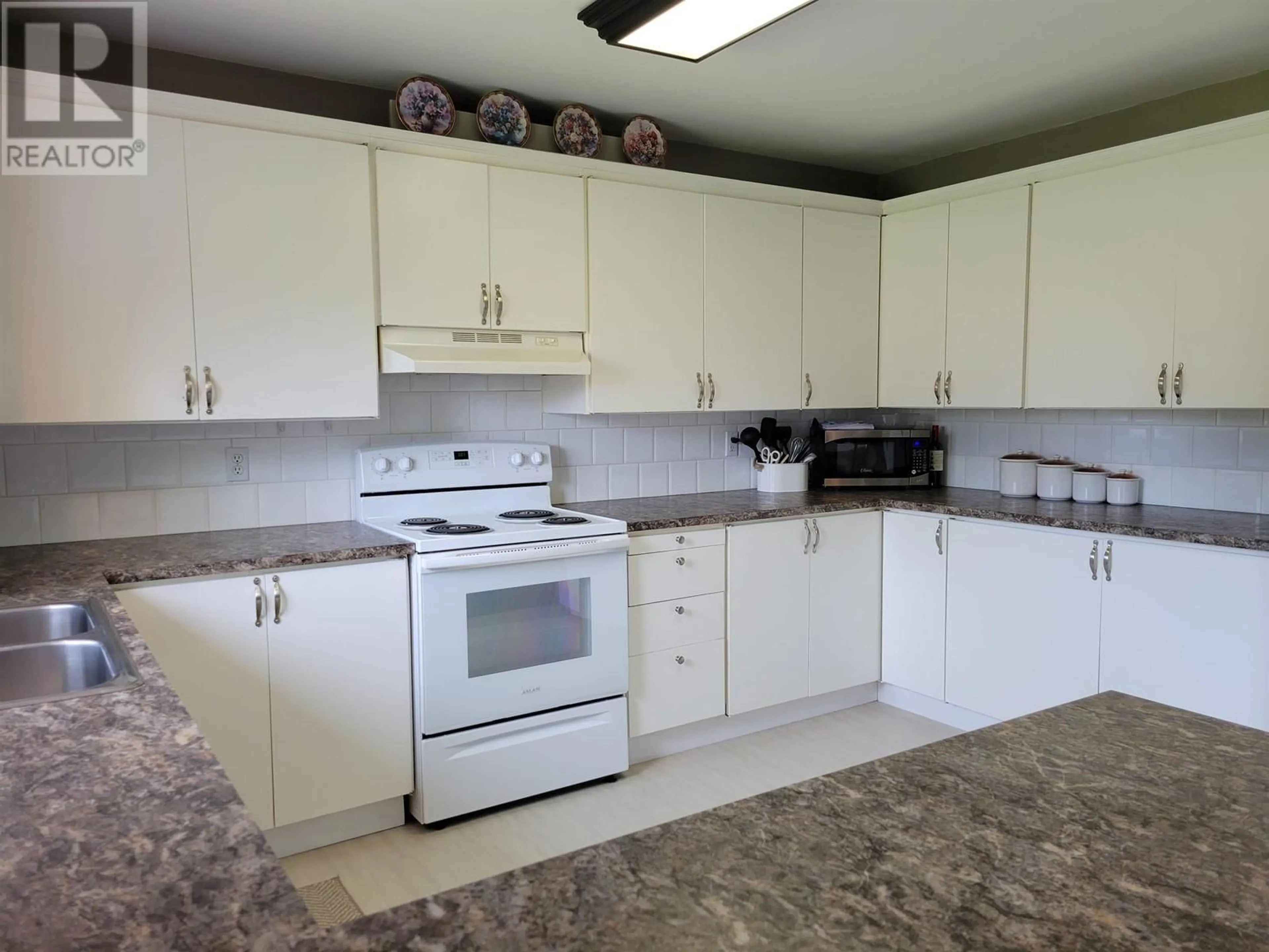 Standard kitchen, unknown for 834 DERKSEN ROAD, Vanderhoof British Columbia V0J3A0