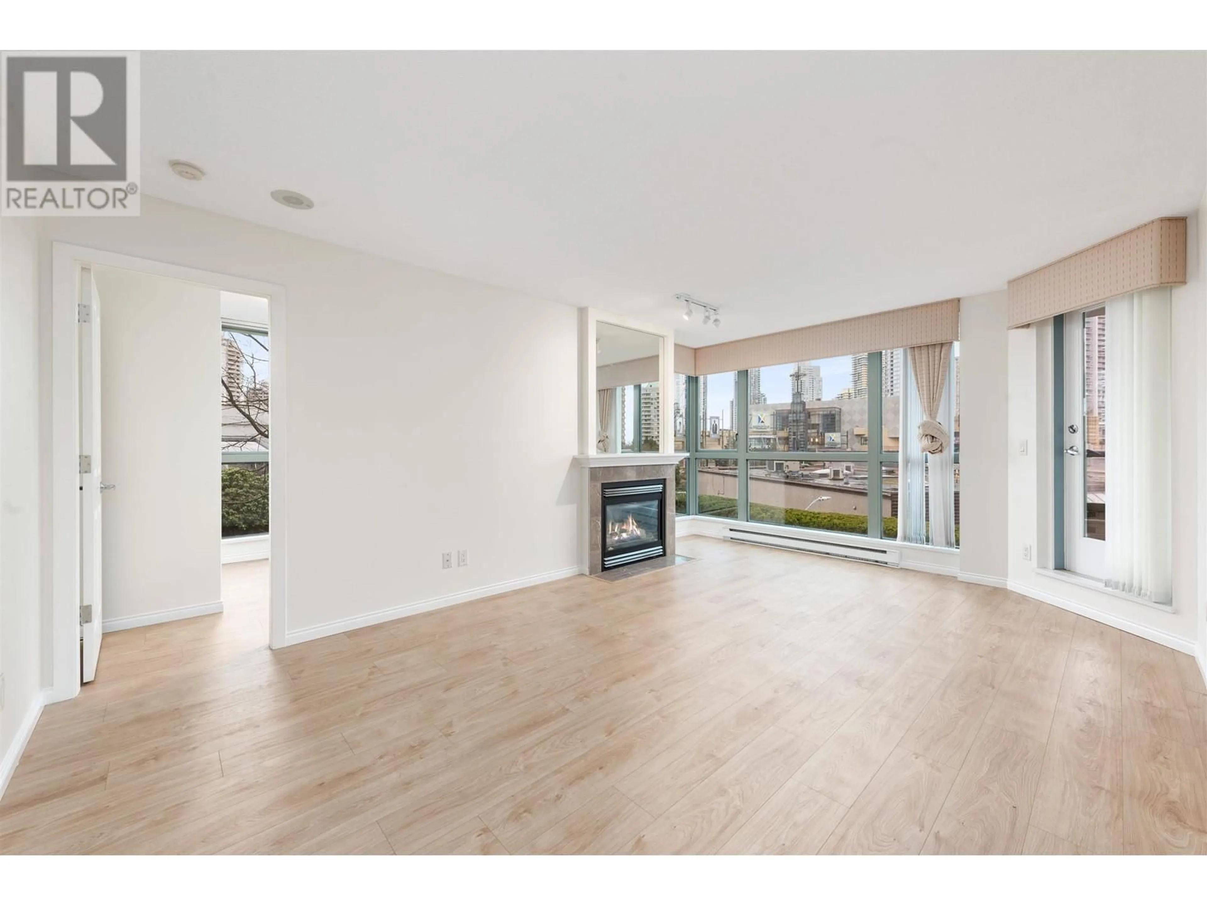 A pic of a room for 305 - 4788 HAZEL STREET, Burnaby British Columbia V5H4V9