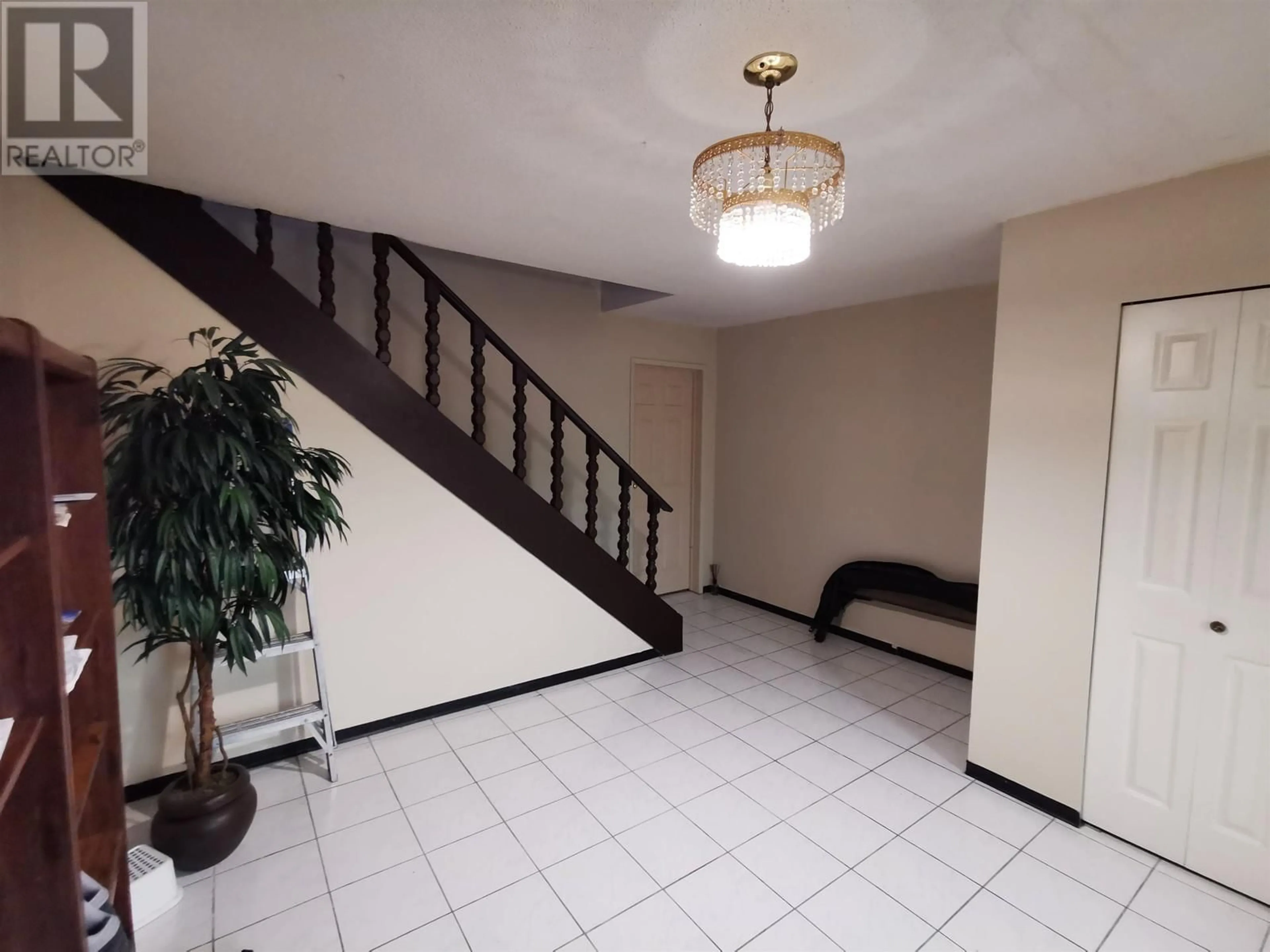 Indoor foyer for 5280 CRANBROOK AVENUE, Richmond British Columbia V7C4K9