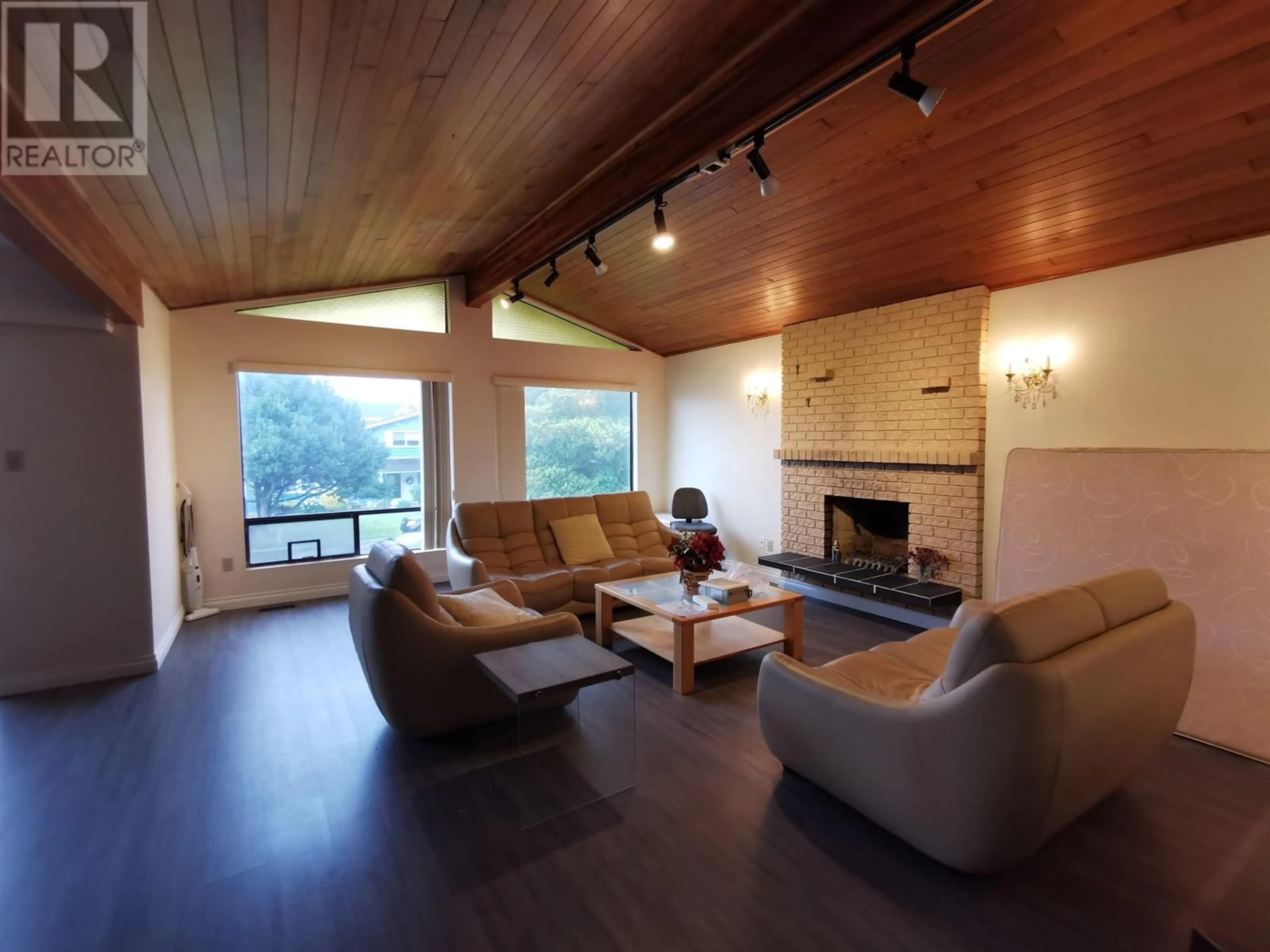 Living room with furniture, wood/laminate floor for 5280 CRANBROOK AVENUE, Richmond British Columbia V7C4K9