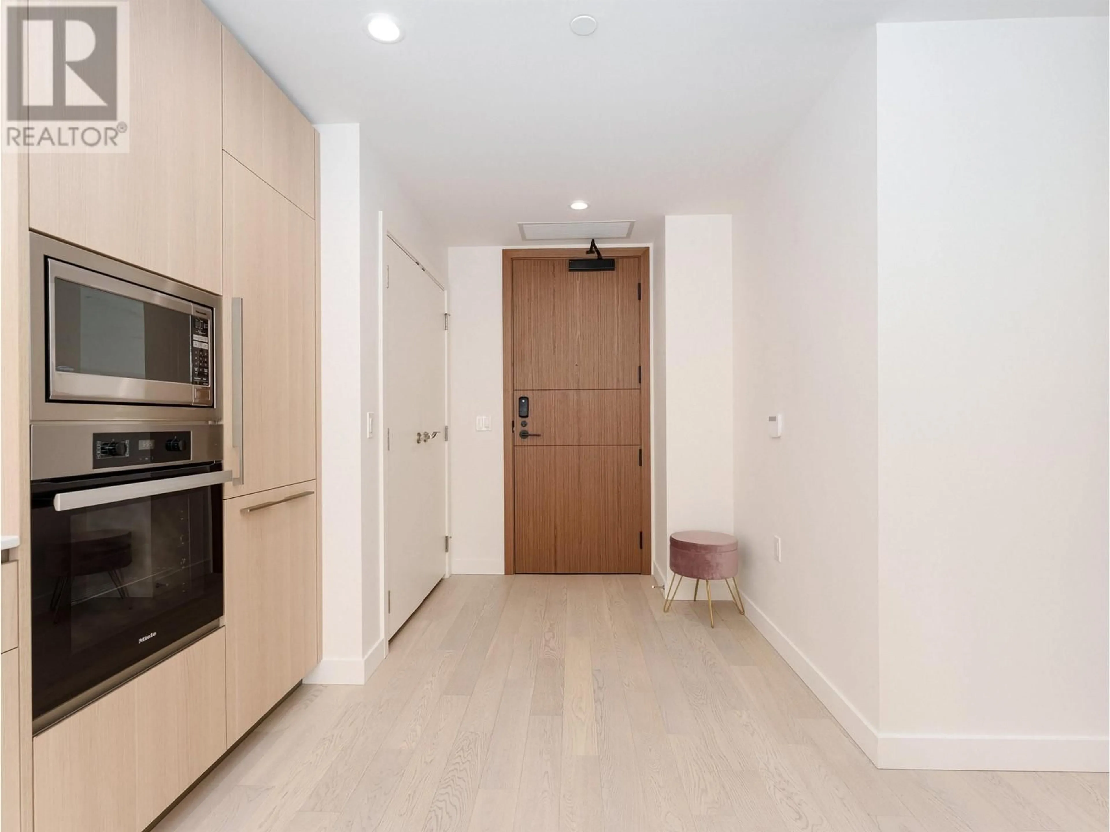 Indoor foyer for 711 - 6833 PEARSON WAY, Richmond British Columbia V7C0E8