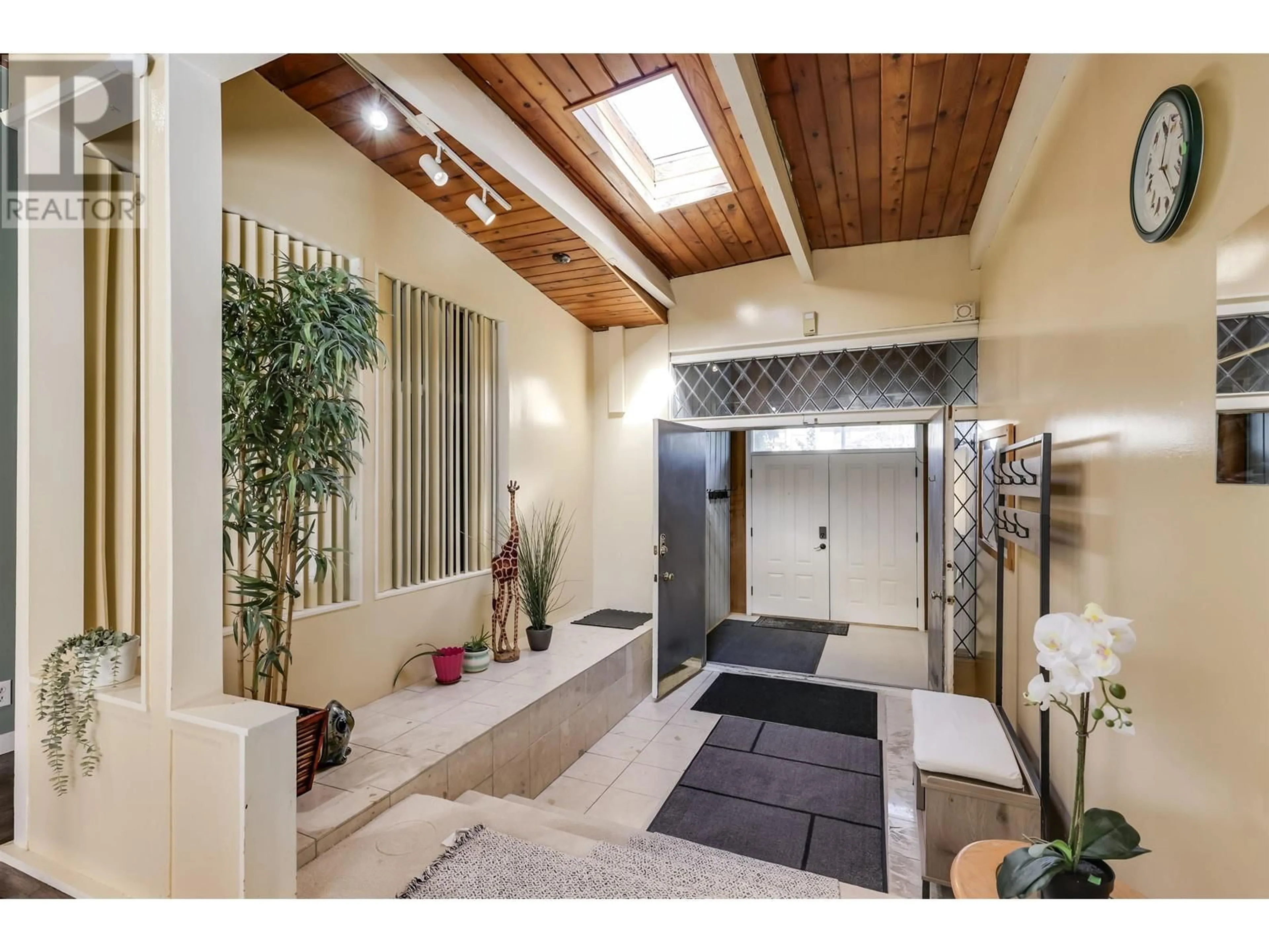 Indoor foyer for 10151 SEACOTE ROAD, Richmond British Columbia V7A4B1