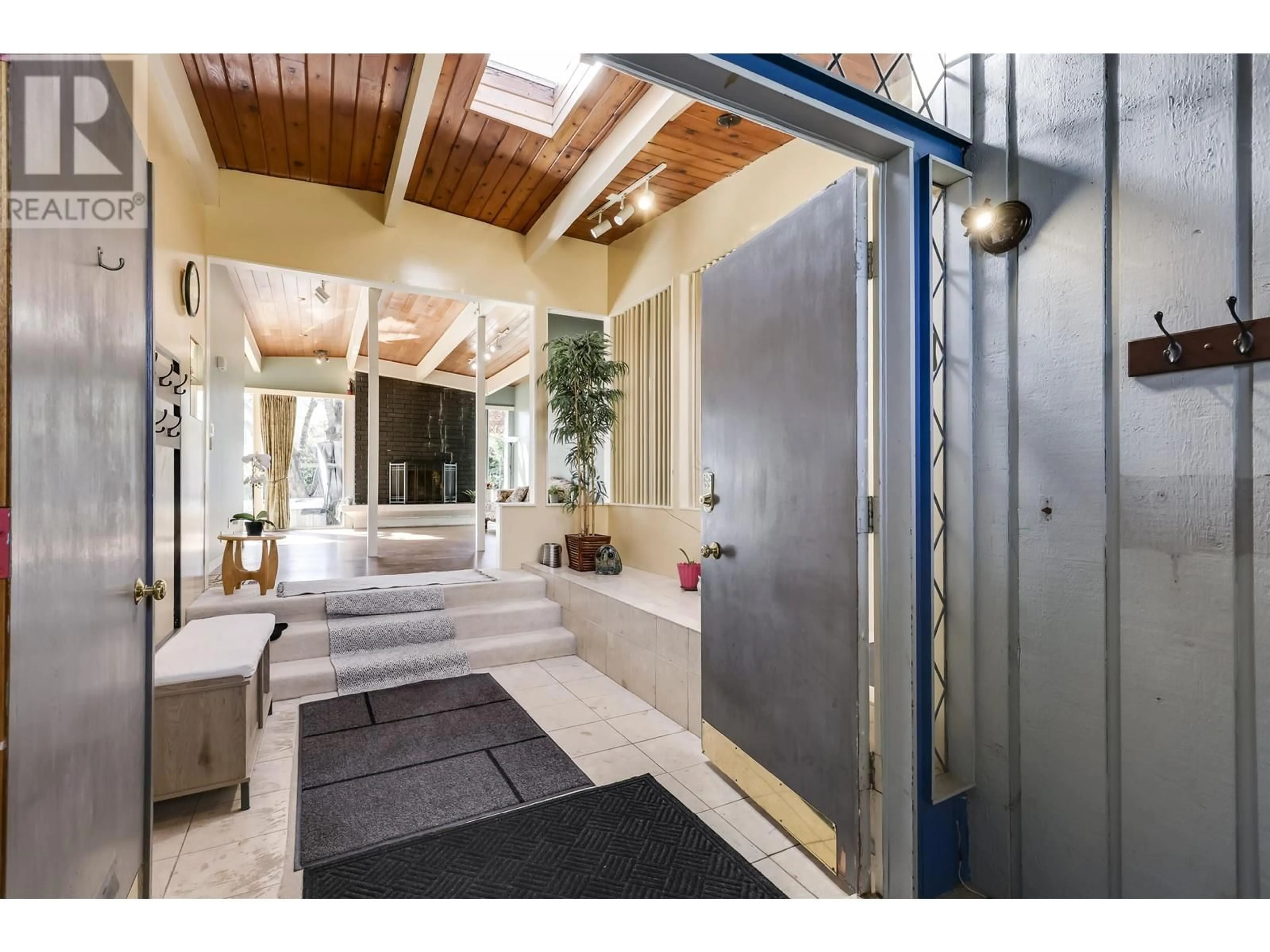 Indoor foyer for 10151 SEACOTE ROAD, Richmond British Columbia V7A4B1