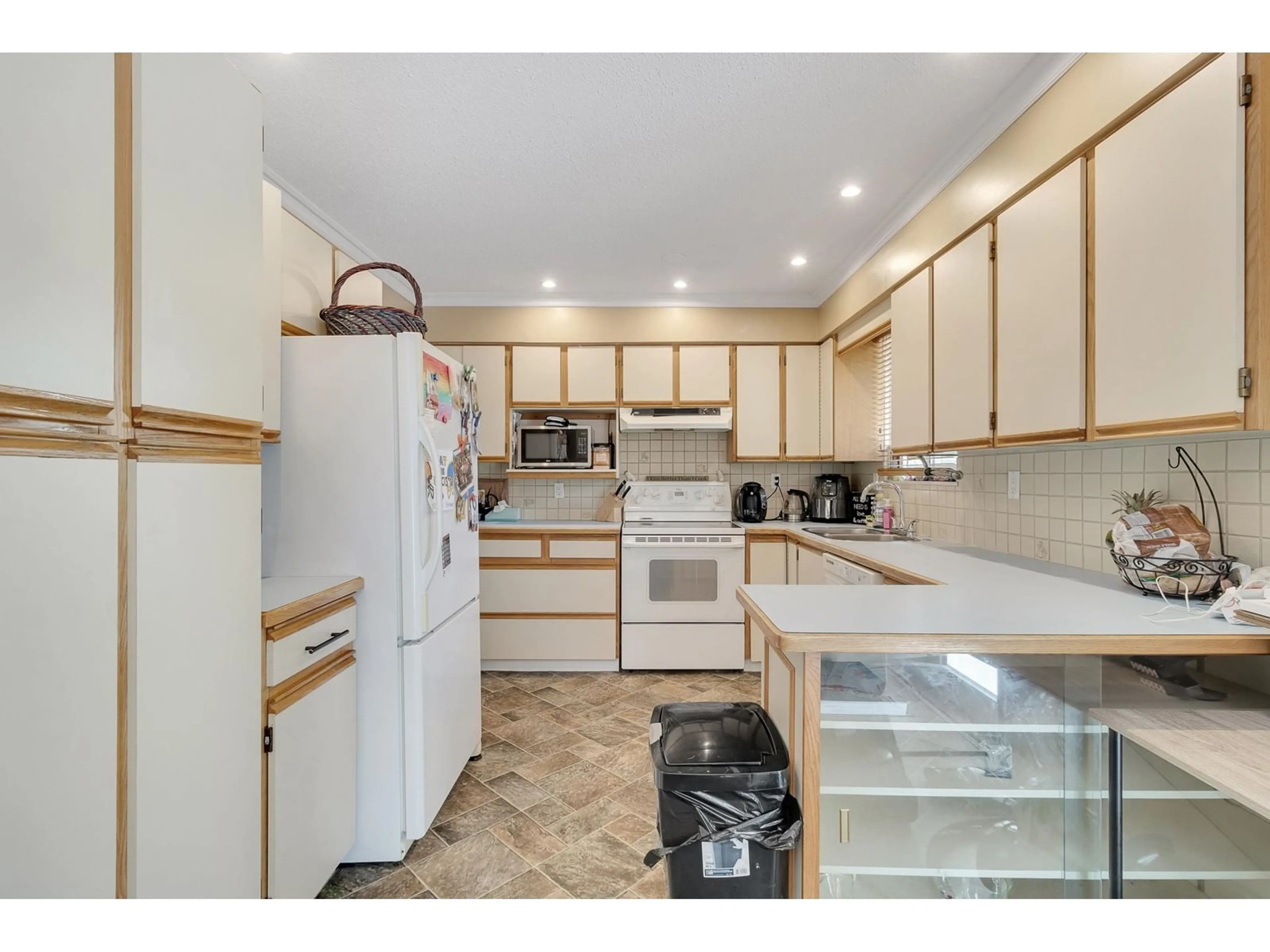 Standard kitchen, unknown for 11558 73A, Delta British Columbia V4C6Y6