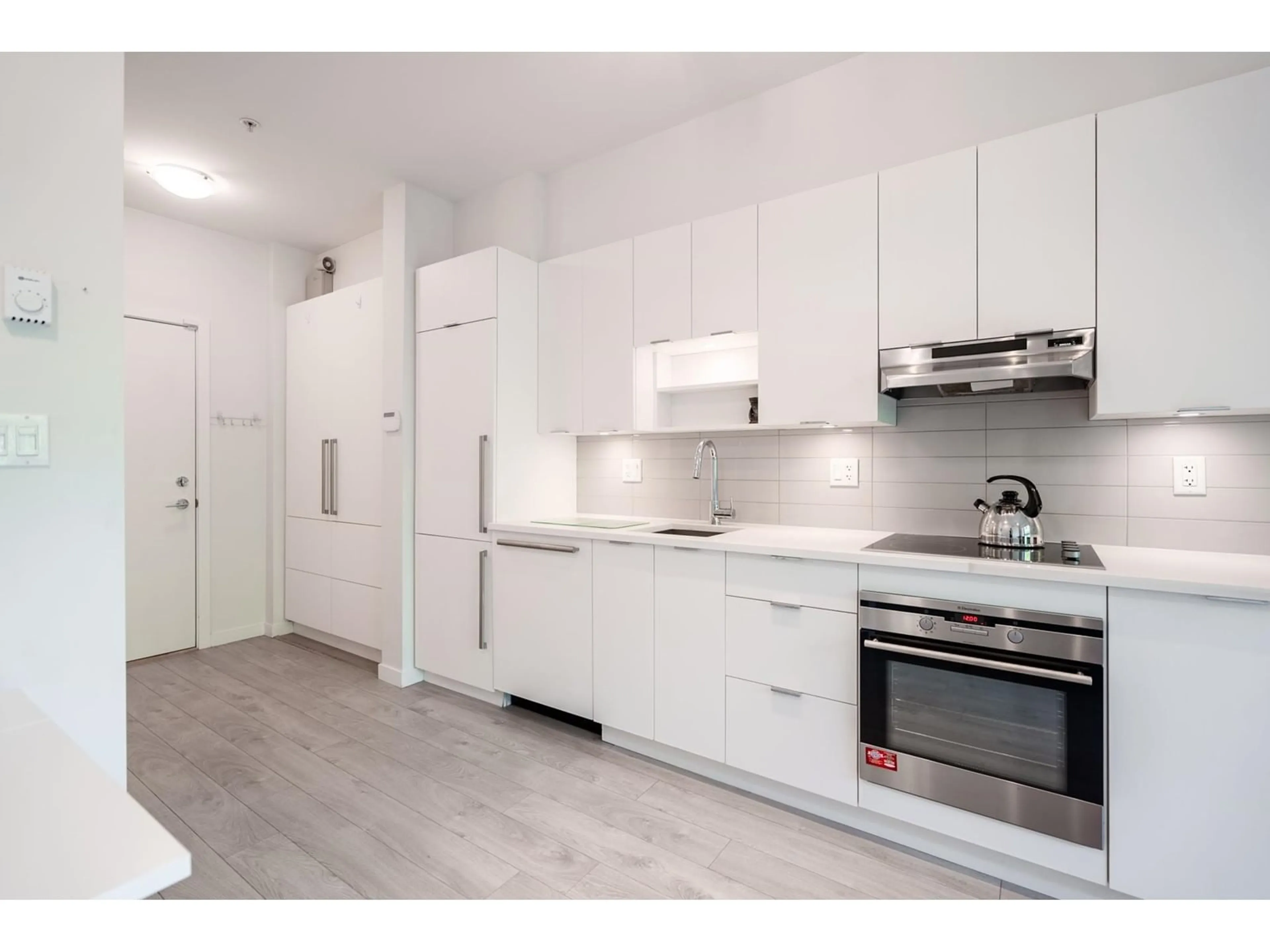 Standard kitchen, unknown for 206 - 13678 GROSVENOR, Surrey British Columbia V3R5E2