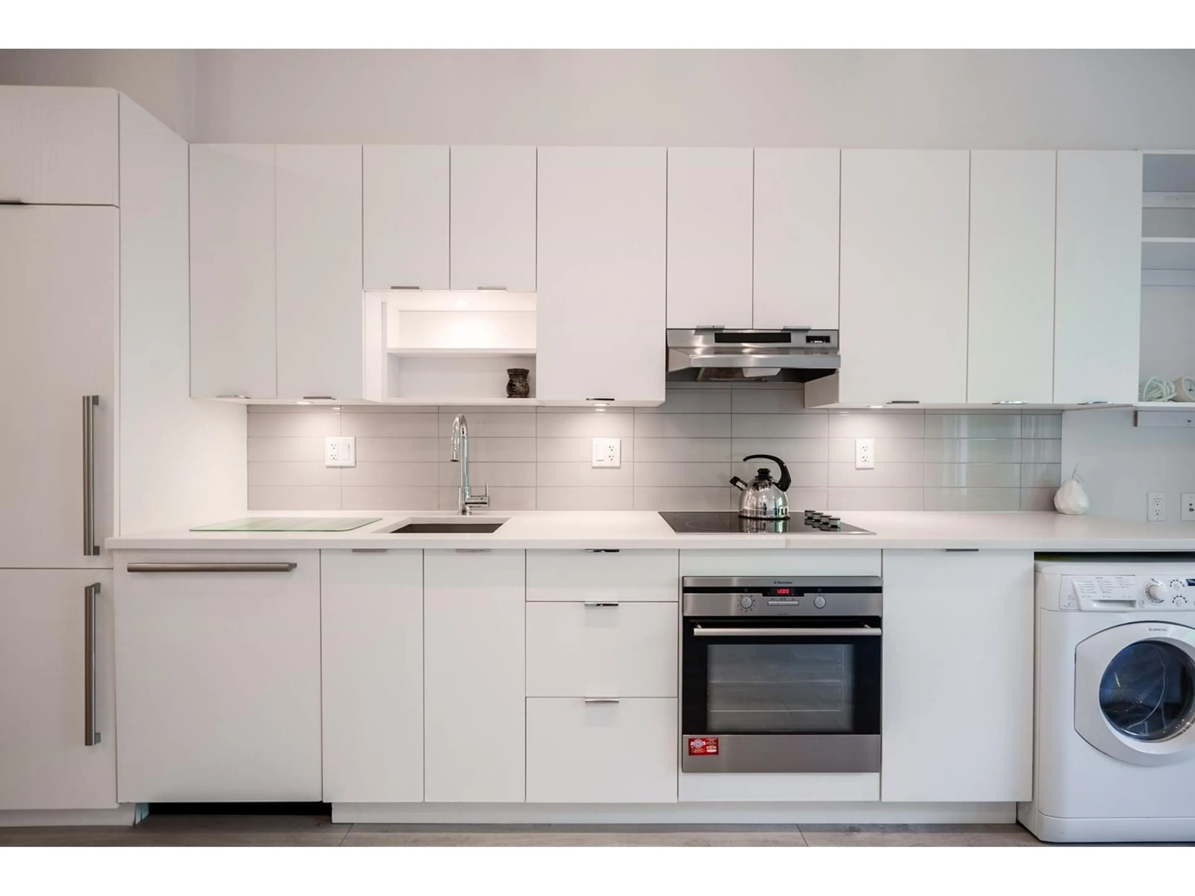 Standard kitchen, unknown for 206 - 13678 GROSVENOR, Surrey British Columbia V3R5E2