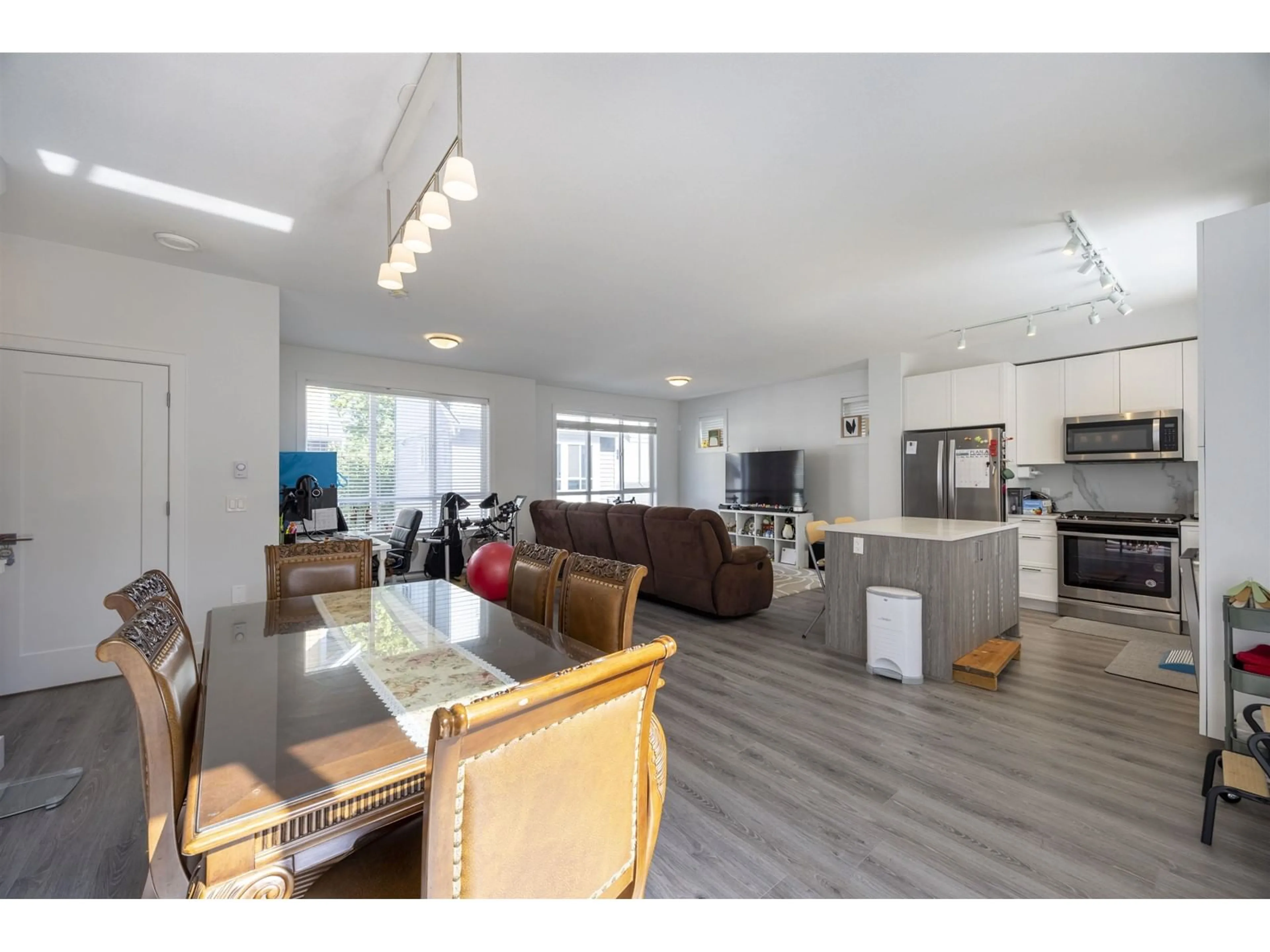 Living room with furniture, wood/laminate floor for 58 - 9688 162A STREET, Surrey British Columbia V4N6V3