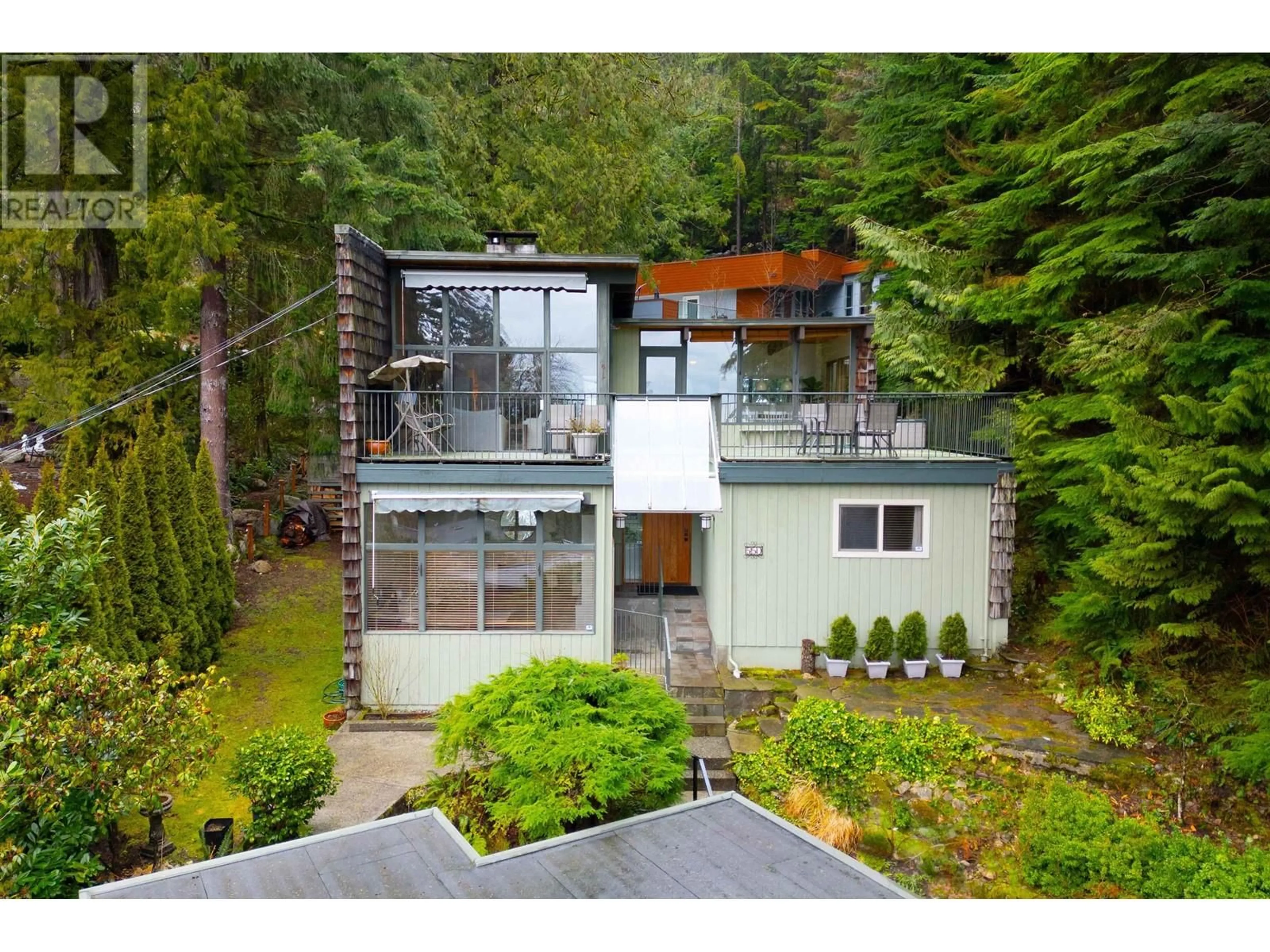 A pic from outside/outdoor area/front of a property/back of a property/a pic from drone, unknown for 550 VENTURA CRESCENT, North Vancouver British Columbia V7N3G9