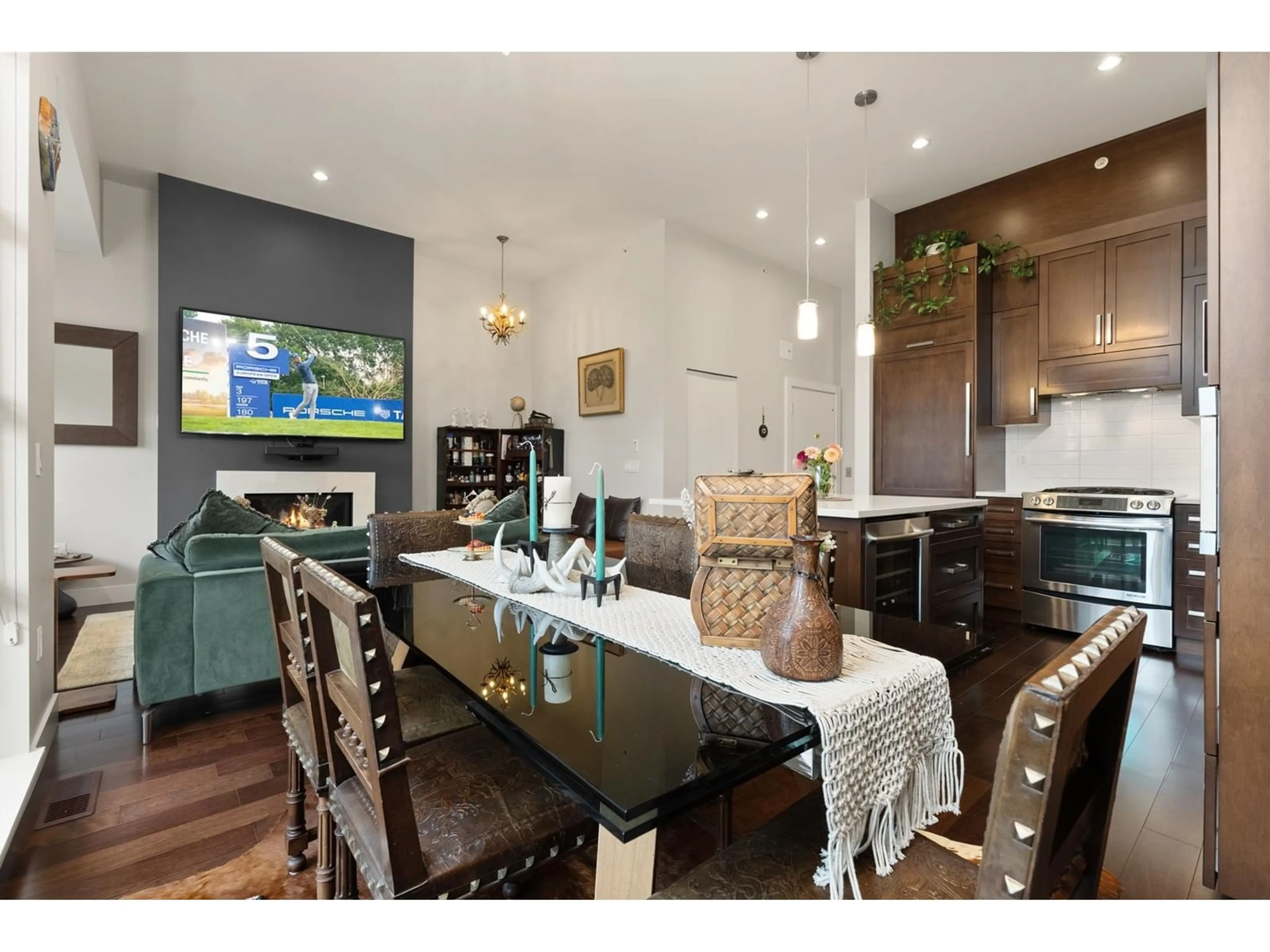 Open concept kitchen, wood/laminate floor for 209 - 13585 16, Surrey British Columbia V4A1P6