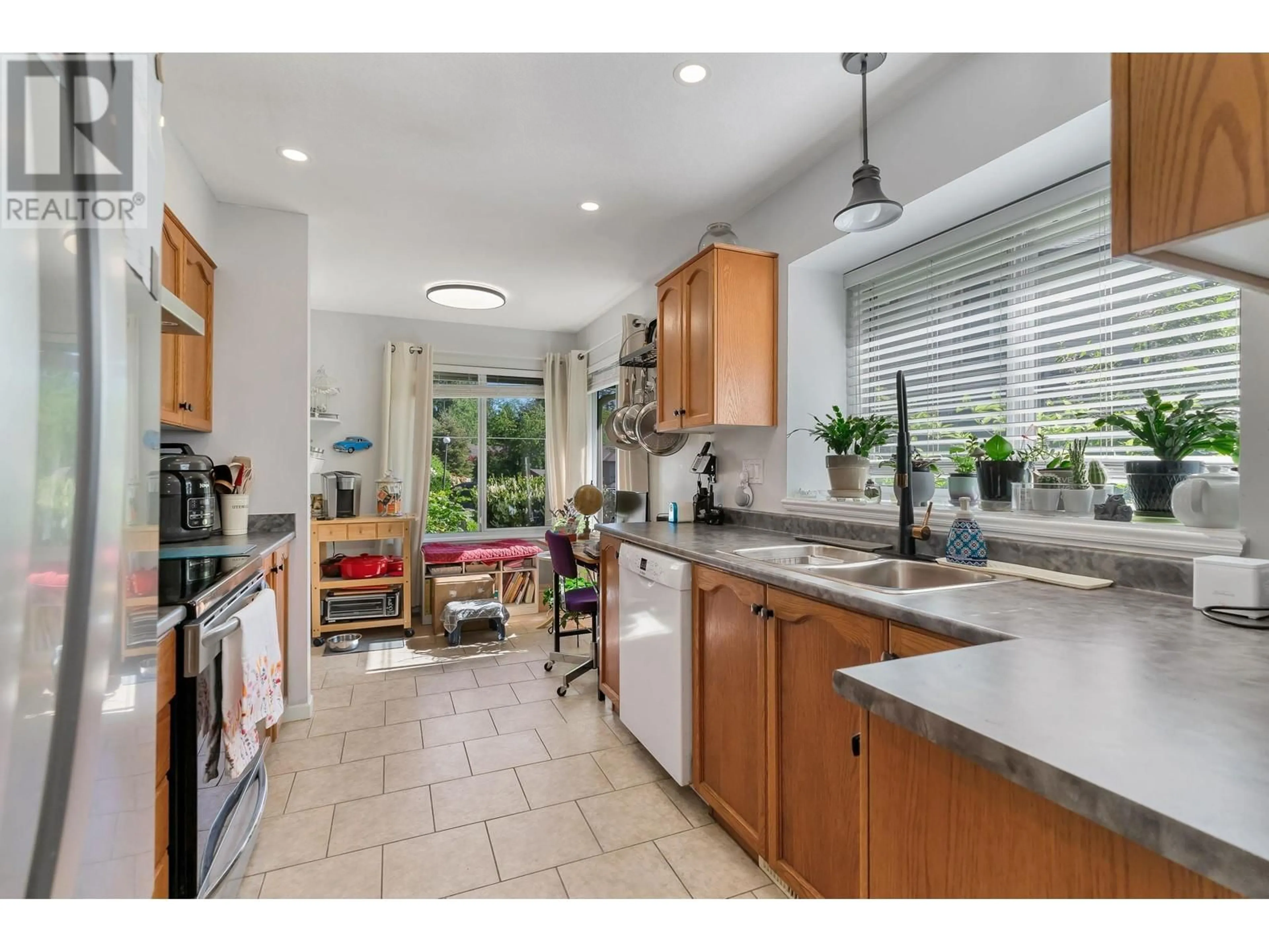Open concept kitchen, ceramic/tile floor for 38 - 22740 116 AVENUE, Maple Ridge British Columbia V2X2X7