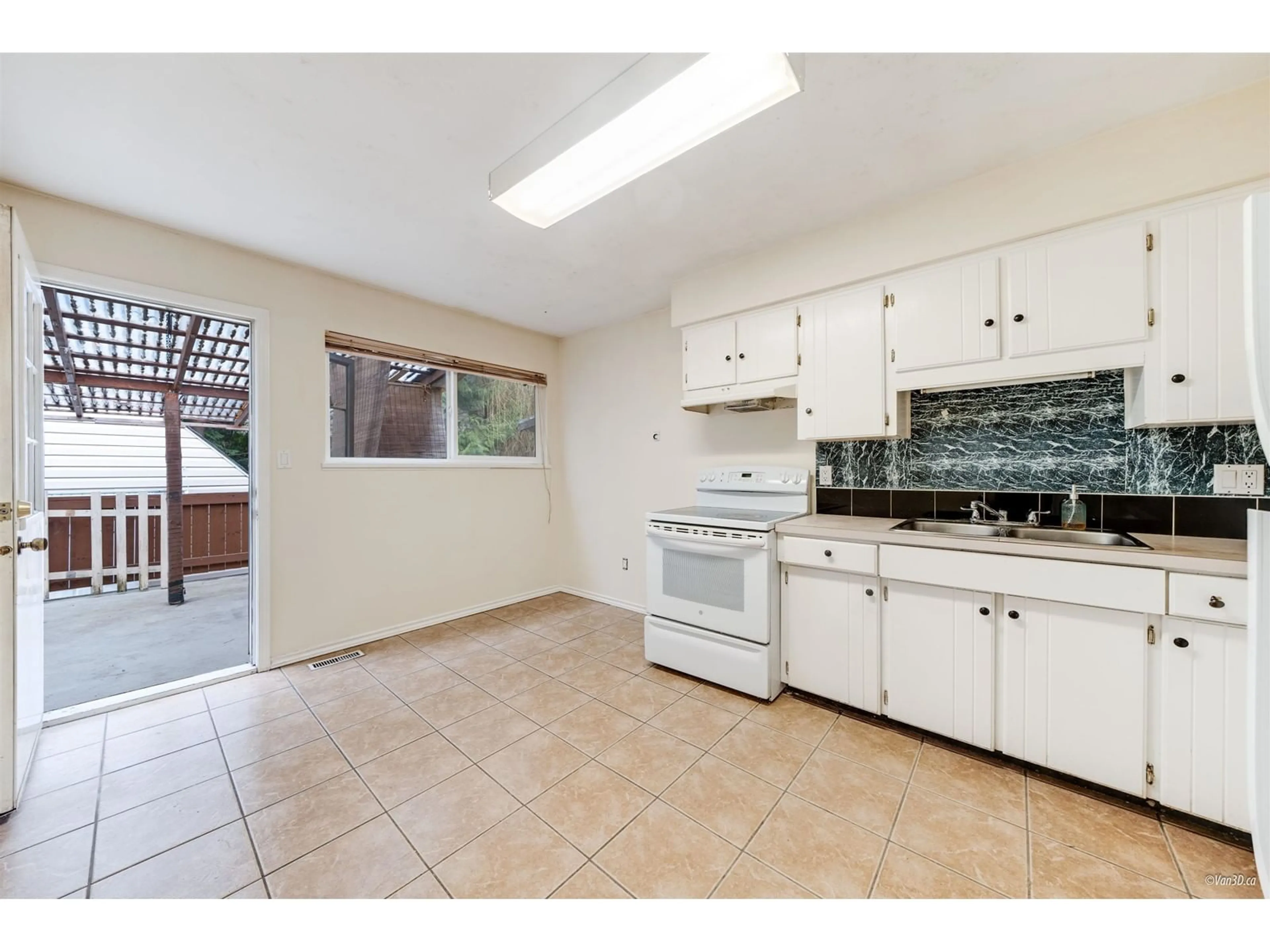 Standard kitchen, ceramic/tile floor for 9687 131, Surrey British Columbia V3T3P4